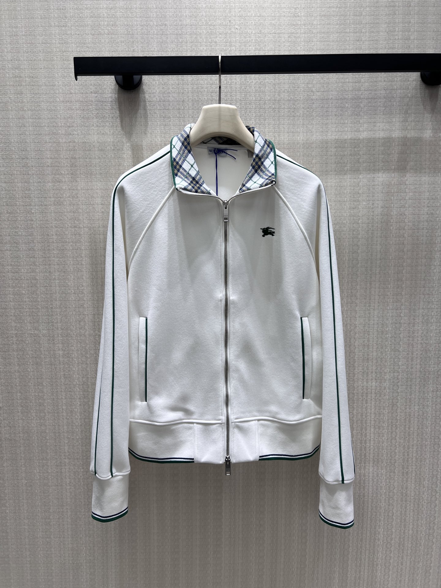 NO:929292,26 Early Autumn New Products Exclusively customized Wu Lei's same style white and green webbing stand-up collar sport coat, sporty style, refreshing color matching, high-end and durable. The neat stand-up collar is matched with a metal zipper, the double green lines on the side outline a smooth silhouette, and the small war horse embroidery on the chest is a low-key logo. The soft and waxy air layer fabric is stiff and not easy to deform, and the loose cut is not flattering on the body shape. It is suitable for daily travel and leisure commuting, and can easily be worn to create a clean and relaxed light luxury atmosphere for teenagers. Ready-made smL  Actual detailed pictures, jackets & coats,1986090926早秋新品 独家定制 吴磊同款白绿织带立领运动外套 运动风,清爽配色高级耐看.利落立领搭配金属拉链,侧边双绿线条勾勒流畅版型,胸口小巧战马刺绣低调标识.软糯空气层面料挺括不易变形,宽松剪裁不挑身形,日常出行、休闲通勤皆适配,轻松穿出少年干净松弛的轻奢氛围感.现货smL 实拍细节图,,jackets & coats,,Women's clothing