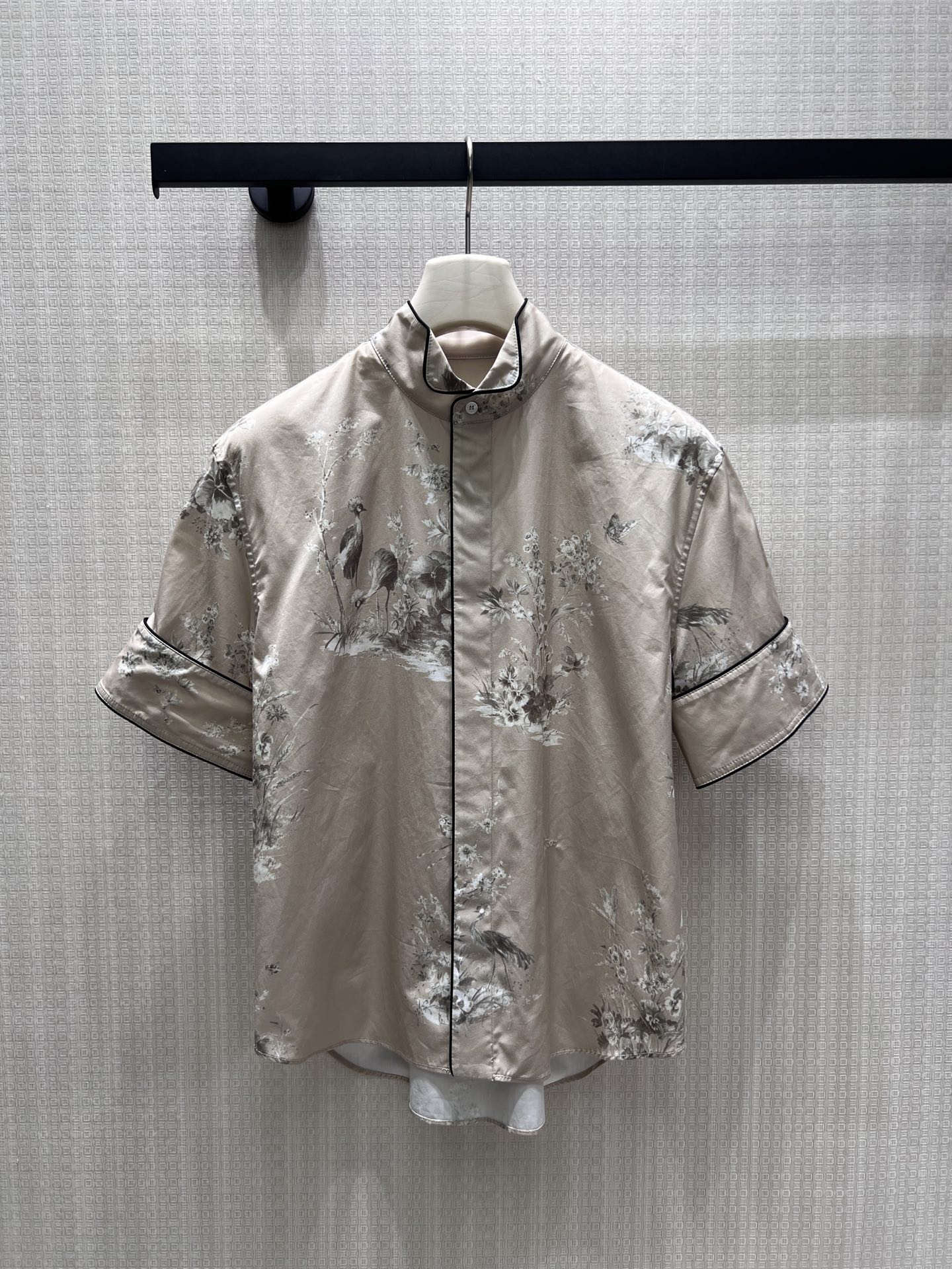 NO:931107,Top 26 spring and summer new product Dio** printed suit, blending oriental elegance and French elegance. The warm khaki base is paved with hazy floral dark patterns, and the stand-up collar shirt has fine black trim to outline neat lines, which is simple and elegant. The same fabric has a large skirt with a bow waist, a drapey umbrella skirt to modify the figure, and hidden pockets that are both beautiful and practical. The whole set is gentle and elegant, and the individual items can also be matched separately. The soft matte fabric has a calm texture, and can be easily used in commuting and light formal occasions.  In stock 36/38/40 real shot details, dior, skirts, shirts,19860909上衣 26春夏新品 Dio**印花套装,将东方雅致与法式优雅相融.温润卡其基底铺陈朦胧花卉暗纹,立领衬衫细黑镶边勾勒利落线条,简约大气.同面料大摆半裙配蝴蝶结收腰,垂顺伞裙修饰身形,隐形口袋兼顾美观实用.整套温婉显贵,单品亦可分开搭配,柔和哑光面料自带沉静质感,从容驾驭通勤与轻正式场合 现货36/38/40 实拍细节图,,dior,skirts,shirts,,Women's clothing