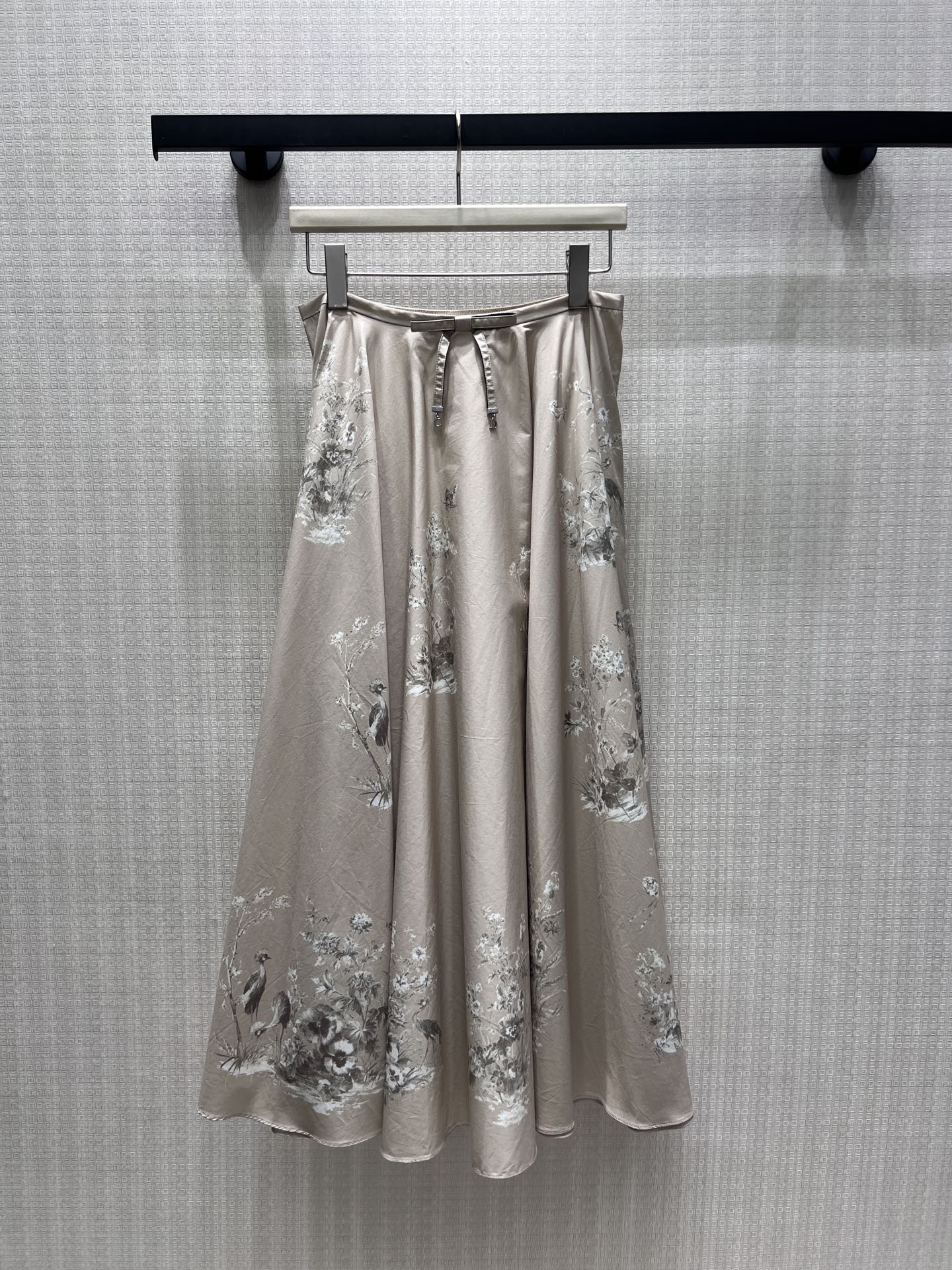 NO:931097,The new spring and summer 26 Dio** printed suit combines oriental elegance with French elegance. The warm khaki base is paved with hazy floral dark patterns, and the stand-up collar shirt has thin black trim to outline neat lines, which is simple and elegant. The same fabric has a large skirt with a bow waist, a drapey umbrella skirt to modify the figure, and hidden pockets that are both beautiful and practical. The whole set is gentle and noble, and individual items can also be matched separately. The soft matte fabric has a calm texture, and can be easily used in commuting and light formal occasions.  In stock 36/38/40 real shot details, dior, skirts, shirts,1986090926春夏新品 Dio**印花套装,将东方雅致与法式优雅相融.温润卡其基底铺陈朦胧花卉暗纹,立领衬衫细黑镶边勾勒利落线条,简约大气.同面料大摆半裙配蝴蝶结收腰,垂顺伞裙修饰身形,隐形口袋兼顾美观实用.整套温婉显贵,单品亦可分开搭配,柔和哑光面料自带沉静质感,从容驾驭通勤与轻正式场合 现货36/38/40 实拍细节图,,dior,skirts,shirts,,Women's clothing