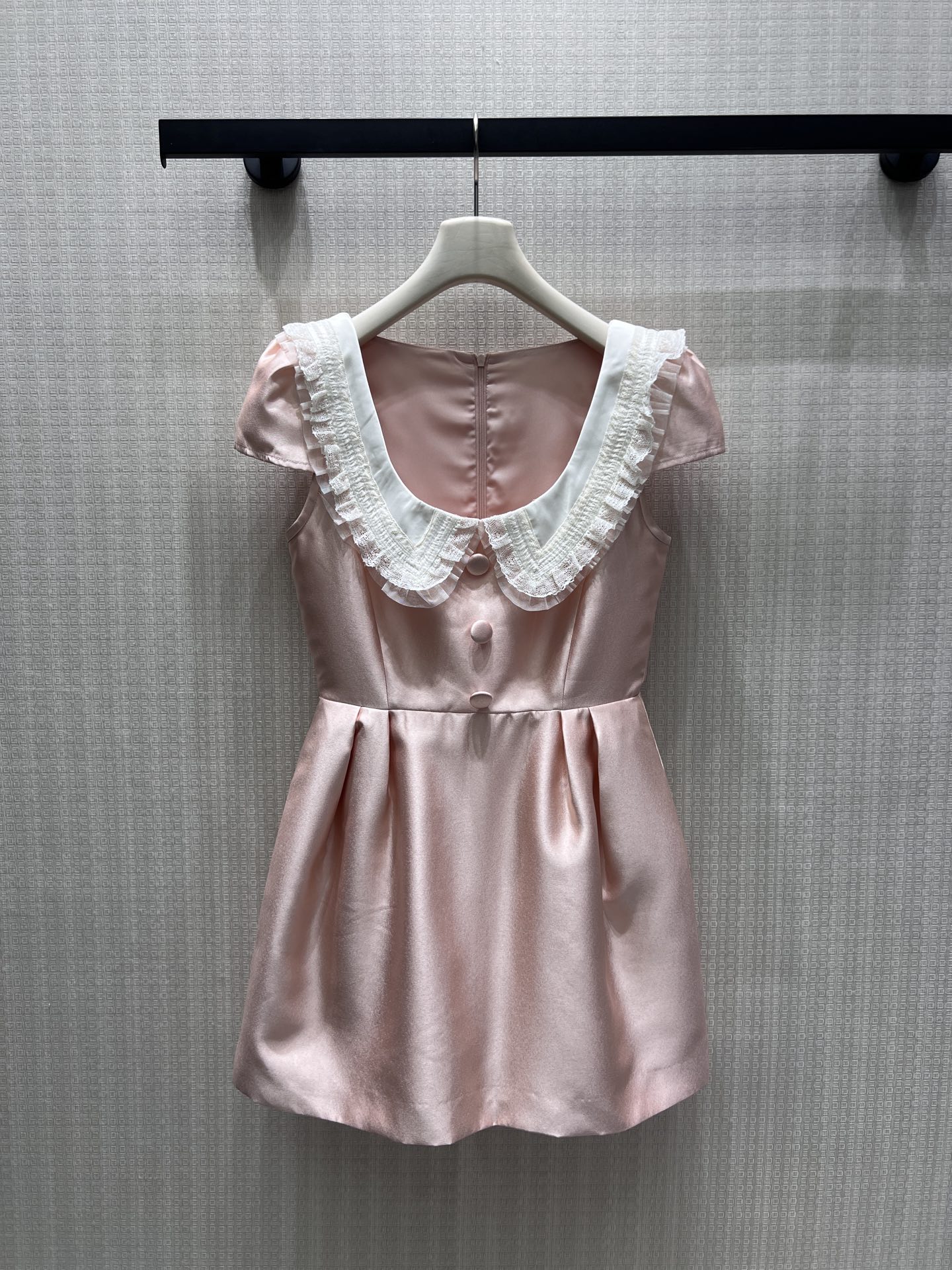 NO:932425,26 new spring and summer dresses  The soft satin babydoll skirt is available in two colors. The double-layered ruffled lace large collar gently outlines the lines of the shoulders and neck. The short cover and small flying sleeves delicately hide the arm fat. The round buttons of the same color in the front row embellish the waistline, and the waist-cinching pleated large umbrella skirt modifies the figure.  It has a stiff and drapey feeling that is not easy to collapse. The invisible zipper at the back is easy to put on and take off. The pink tone is sweet and soft, and the black style is elegant. It is suitable for dates and afternoon tea, and the girly light and luxurious atmosphere is full. Detailed pictures of the actual sml of the spot, skirts,1986090926春夏新品连衣裙 柔光缎面娃娃裙双色系可选,双层荷叶蕾丝大领温柔勾勒肩颈线条,短盖小飞袖精巧藏住手臂赘肉.前排同色系圆扣点缀腰线,收腰褶皱大伞裙修饰身形,自带挺括垂感不易软塌.后隐形拉链穿脱便捷,粉调甜柔、黑款雅致,约会、下午茶适配,少女轻奢氛围感拉满.现货smL实拍细节图,,skirts,,Women's clothing