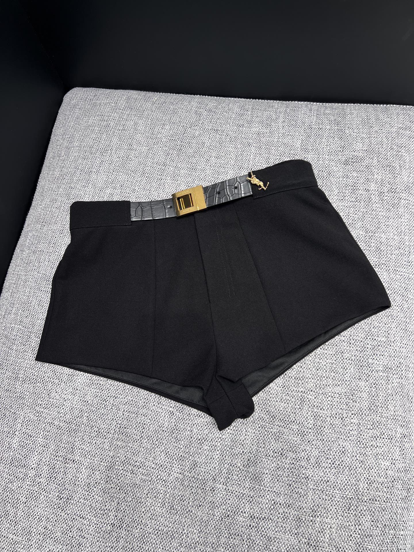 NO:931116,26 new spring and summer shorts, with a neat and elegant atmosphere. The crisp worsted fabric is not easy to wrinkle, the three-dimensional pleated cut modifies the crotch line, and the high-waisted version elongates the legs. It comes with a crocodile pattern leather belt, a square metal square buckle with an iconic small gold label, and exquisite and noble details. The short version is neat and slim, and can be matched with shirts and knitted tops to easily create a light and luxurious commute or date look. Ready-made sml real shot details, shorts, shirts,1986090926春夏新品短裤,自带利落御姐气场.挺括精纺面料不易褶皱,立体压褶剪裁修饰胯部线条,高腰版型拉长双腿.自带鳄鱼纹皮质腰带,方形金属方扣搭配标志性小金标,细节精致显贵.短款版型利落修身,搭配衬衫、针织上衣皆出彩,轻松打造轻奢通勤、约会造型.现货smL 实拍细节图,,shorts,shirts,,Women's clothing