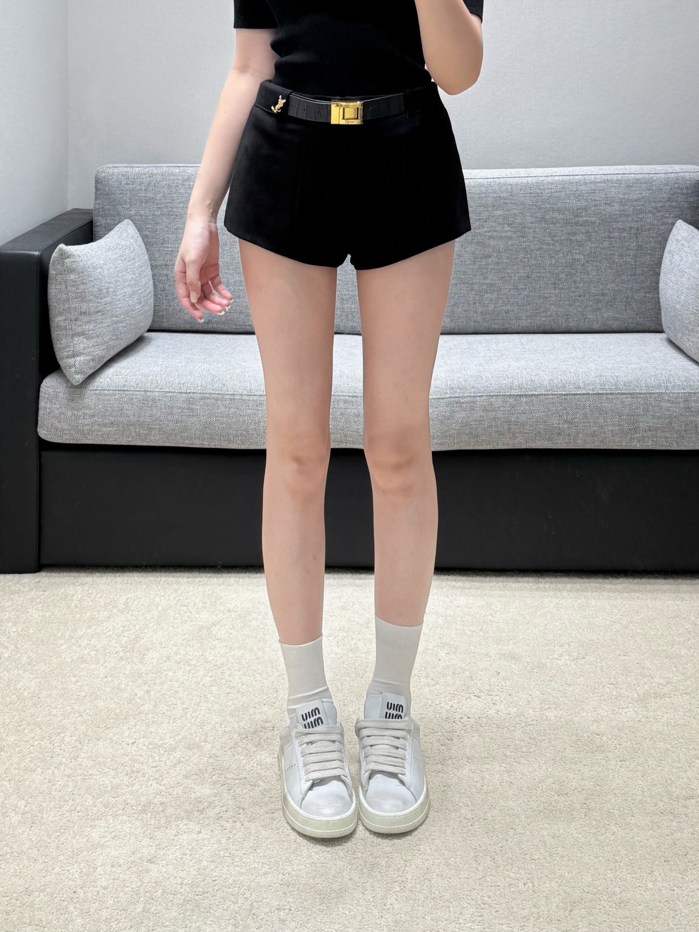 NO:931124,26 new spring and summer shorts, with a neat and elegant atmosphere. The crisp worsted fabric is not easy to wrinkle, the three-dimensional pleated tailoring modifies the crotch line, and the high-waisted version lengthens the legs. It comes with a crocodile pattern leather belt, a square metal square buckle with an iconic small gold label, and the details are exquisite and noble. The short version is neat and slim, and can be matched with shirts and knitted tops to easily create a light and luxurious commute or date look. Ready in stock smL, shorts, shirts,1986090926春夏新品短裤,自带利落御姐气场.挺括精纺面料不易褶皱,立体压褶剪裁修饰胯部线条,高腰版型拉长双腿.自带鳄鱼纹皮质腰带,方形金属方扣搭配标志性小金标,细节精致显贵.短款版型利落修身,搭配衬衫、针织上衣皆出彩,轻松打造轻奢通勤、约会造型.现货smL,,shorts,shirts,,Women's clothing