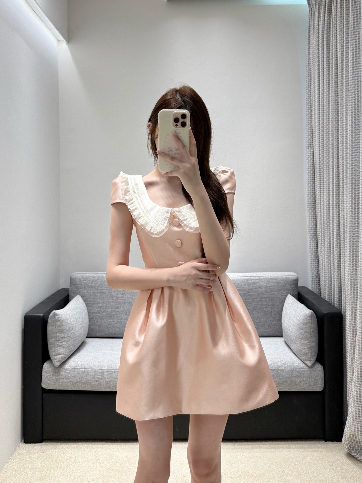 NO:932430,26 new spring and summer dresses  The soft satin babydoll skirt is available in two colors. The double-layered lotus lace large collar gently outlines the lines of the shoulders and neck, and the short-covered small flying sleeves delicately hide the arm fat. Round buttons of the same color in the front row embellish the waistline, and the waist-cinching pleated large umbrella skirt modifies the body shape. It has a stiff and drapey feeling that is not easy to collapse. The invisible zipper at the back is easy to put on and take off. The pink tone is sweet and soft, and the black style is elegant. It is suitable for dates and afternoon tea, and gives girls a light and luxurious atmosphere. Ready in stock smL, skirts,1986090926春夏新品连衣裙 柔光缎面娃娃裙双色系可选,双层荷叶蕾丝大领温柔勾勒肩颈线条,短盖小飞袖精巧藏住手臂赘肉.前排同色系圆扣点缀腰线,收腰褶皱大伞裙修饰身形,自带挺括垂感不易软塌.后隐形拉链穿脱便捷,粉调甜柔、黑款雅致,约会、下午茶适配,少女轻奢氛围感拉满.现货smL,,skirts,,Women's clothing