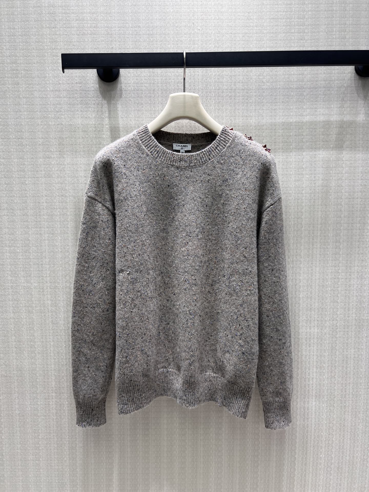 NO:932420,26 new spring and summer Chan** sweater  The soft matte gray base is mixed with fine dots of color, giving it a naturally lazy texture. It feels as warm and moist as clouds, and the shoulders are hand-inlaid with fine diamonds, revealing a subtle and refined style. The loose shoulder cut weakens the shape and restrains the body.  The classic rib cinch is neat and regular. The elegant low-saturated tones are very tolerant. Wearing alone is simple and calm. The layered jacket shows French low-key elegance. It is unobtrusive but has a noble temperament. Ready in stock 36/38/40  Actual detailed pictures,,chanel,jackets & coats,sweaters,1986090926春夏新品 Chan**毛衣 柔和雾灰基底糅合细碎彩点,自带浑然天成的慵懒肌理.触感温润如云,肩部手工镶嵌细碎钻饰,含蓄流露精致格调.宽松落肩剪裁弱化身形束缚,经典罗纹收口利落规整.素雅低饱和色调包容性极强,单穿简约沉静,叠搭外套尽显法式低调奢雅,不张扬却自带显贵气质.现货36/38/40 实拍细节图,,chanel,jackets & coats,sweaters,,Women's clothing