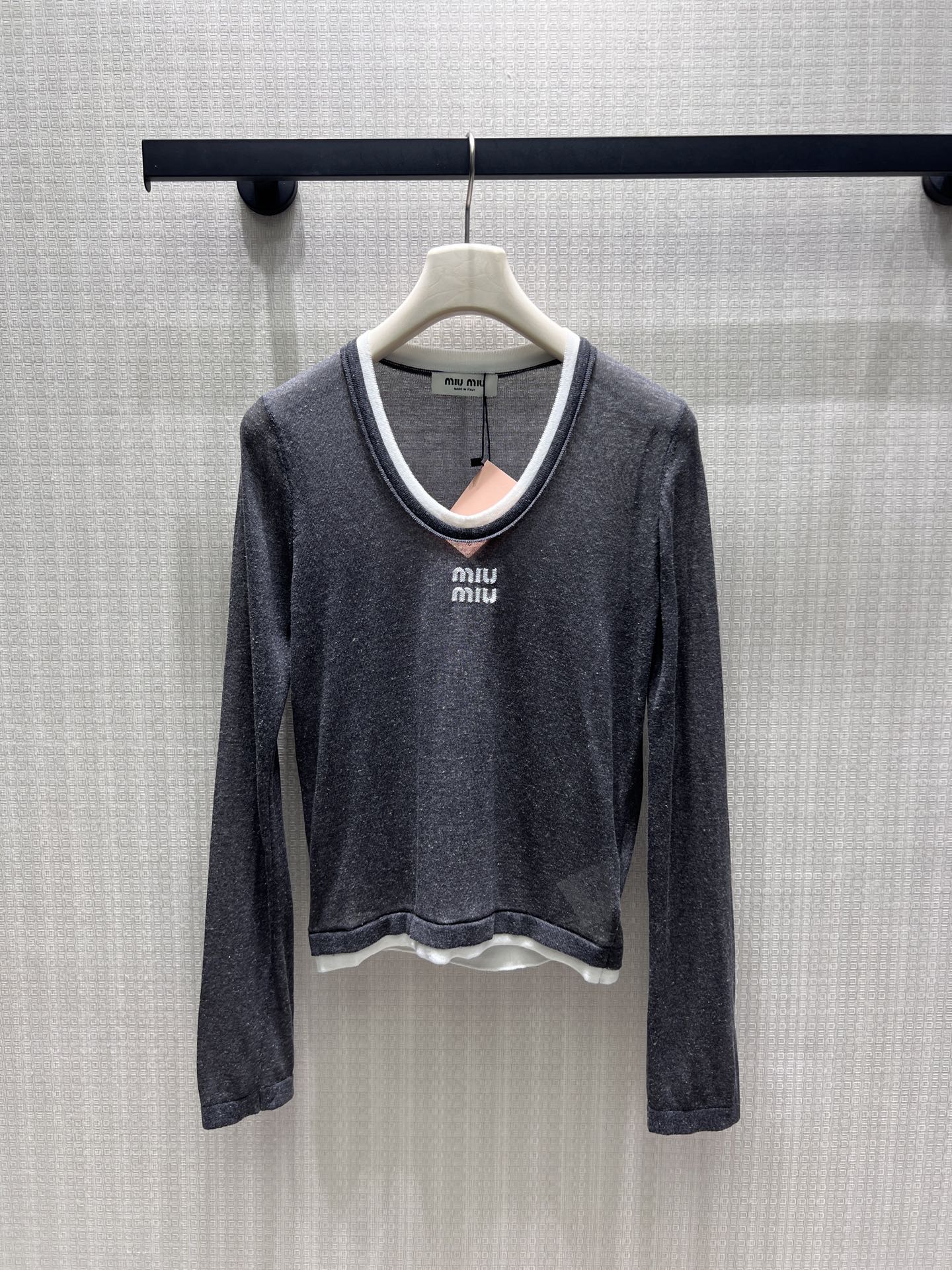 NO:933674,New product for early autumn 26 Contrast color U-neck knitted long sleeves, oatmeal and charcoal gray two-tone soft and soft. Thin wool fabric is light and transparent, double-layered contrasting edges outline the U-shaped neckline, just right to modify the collarbone line. The small embroidered logo on the chest is simple and exquisite, the short version raises the waistline, and the slim long sleeves highlight the slender arms. Wear it alone for a sweet girl, it is suitable for matching with skirts and suits, low-key interpretation of the retro college light luxury atmosphere. Ready-made smL  Actual detailed pictures,,skirts,business suit,1986090926早秋新品 撞色U领针织长袖,燕麦、炭灰双色温柔柔和.细薄羊毛面料轻盈通透,双层撞色包边勾勒U型领口,恰到好处修饰锁骨线条.胸前小巧刺绣logo简约精致,短款版型拉高腰线,修身长袖衬出纤细手臂.单穿清甜少女,搭配半裙、西装皆适配,低调诠释复古学院轻奢氛围感.现货smL 实拍细节图,,skirts,business suit,,Women's clothing