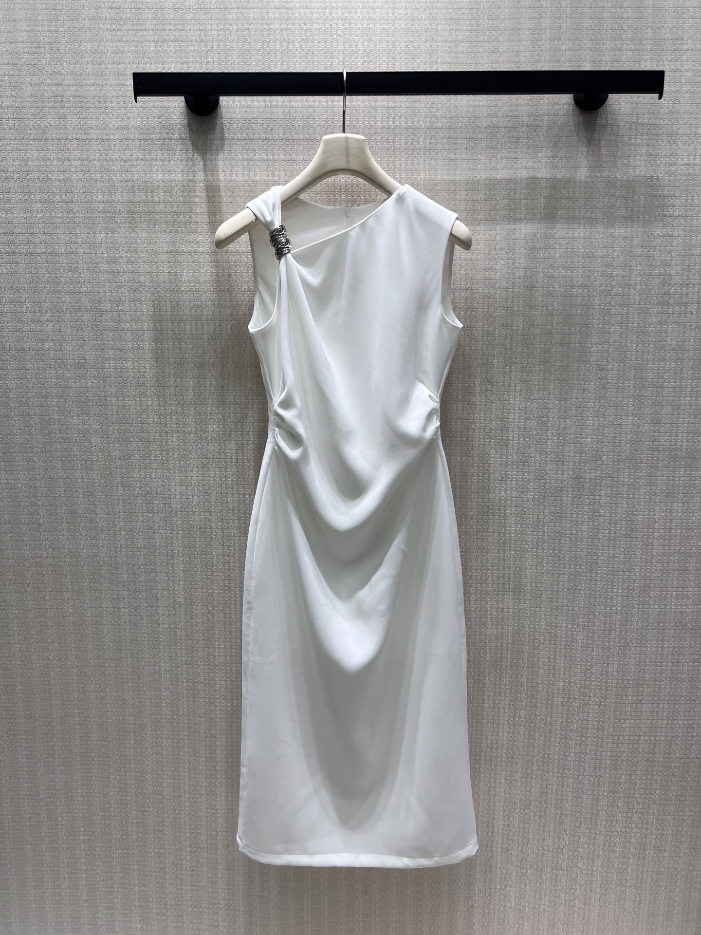 NO:933690,26 spring and summer new products original designer  Minimalist two-color sleeveless dress, sloping shoulders with metal buckles embellished with unique design, three-dimensional shirring at the waist cleverly modifies the waist and abdomen lines, and the soft drape fabric has a delicate and soft light. The neat sleeveless tailoring highlights the shoulder and neck lines, the straight mid-length skirt is calm and elegant, and the black and white two-color is suitable for different occasions. It is simple and elegant for commuting, gentle and elegant for dating, and the neat tailoring weakens the superfluous decoration, interpreting the restrained and advanced minimalist dressing aesthetics. Detailed photos of the actual stock sml,,skirts,1986090926春夏新品 原创设计师 极简双色无袖连衣裙,斜肩金属扣点缀独特设计,腰部立体抽褶巧妙修饰腰腹线条,柔和垂坠面料自带细腻柔光.利落无袖剪裁衬出肩颈线条,直筒中长裙摆从容大气,黑白双色适配不同场合.通勤简约大气,约会温婉雅致,利落剪裁弱化多余装饰,诠释克制又高级的极简穿搭美学.现货smL实拍细节图,,skirts,,Women's clothing