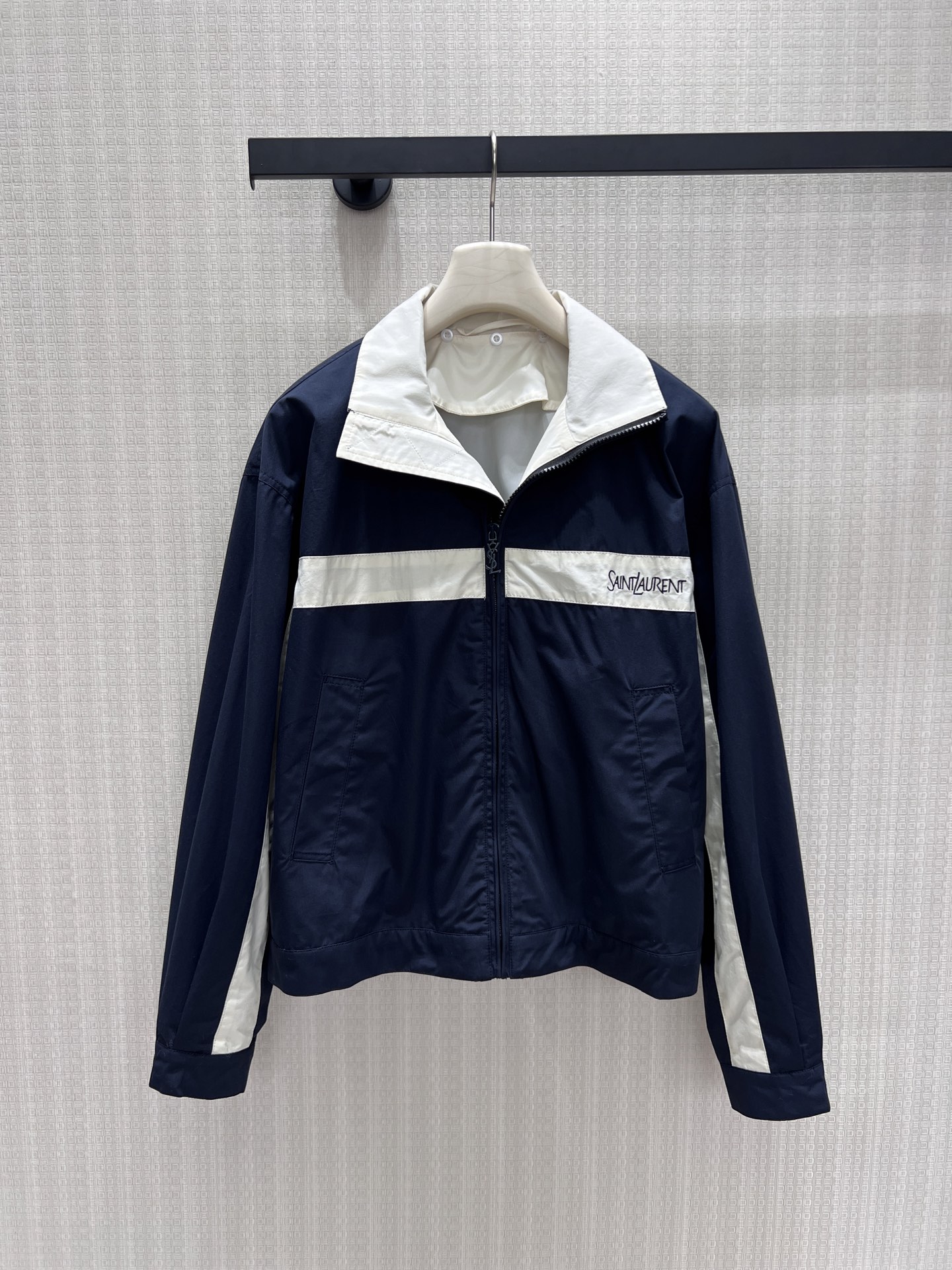 NO:933701,Jacket 26 new arrival in early autumn, navy blue contrasting sports and casual suit, retro college-style tailoring brings relaxed elegance. Off-white stripes run through the body, and the lapel zipper jacket is neat and short, elevating the body proportions, and exquisite embroidery logo is low-key embellishment. The matching elastic shorts are comfortable and unrestricted, and the light and crisp fabric is breathable and stylish. The complete set is suitable for age reduction, and the top and bottom items can also be separated and matched, taking into account daily travel and shopping and commuting, easily creating a light and luxurious casual atmosphere. Ready-made smL  Actual detailed pictures, shorts, jackets & coats,19860909外套 26早秋新品 藏青撞色运动休闲套装,复古学院风剪裁自带松弛贵气.米白条纹贯穿衣身,翻领拉链外套利落短款,拉高身材比例,精致刺绣标识低调点缀.配套松紧短裤舒适无束缚,轻薄挺括面料透气有型.成套穿搭随性减龄,上下单品亦可拆分搭配,兼顾日常出行与逛街通勤,轻松拿捏轻奢休闲氛围感.现货smL 实拍细节图,,shorts,jackets & coats,,Women's clothing