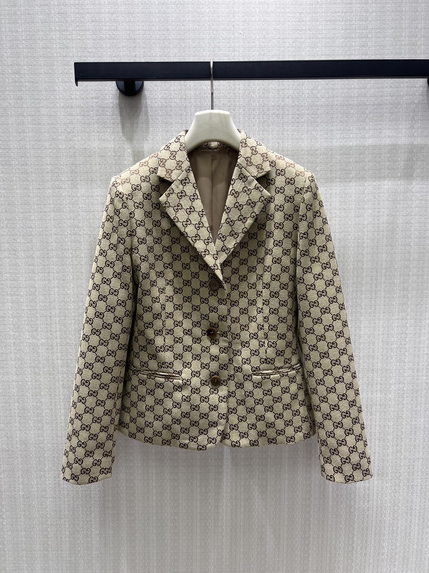 NO:933648,26 early autumn new products  Classic presbyopic short blazer, with a mid-soled vintage presbyopic texture that is soft and retro, and the all-over logo print is low-key and recognizable. The standard notch lapel neatly modifies the shoulder line, and the three wooden buttons are warm and textured. The patch pockets on both sides are both beautiful and practical. The short style has an excellent cut.  It adapts to the body proportions, and the fabric is crisp and not easy to wrinkle. It can be worn with trousers and skirts of the same series as a complete set. It also looks noble when worn alone with basic inner layers. It is suitable for retro and commuting. Detailed pictures of real-life sml of ready-made items, skirts, jackets  & coats, business suits,1986090926早秋新品 经典老花短款西装外套,米底复古老花肌理柔和复古,满印标识低调兼具辨识度.标准平驳领利落修饰肩线,三粒木扣温润有质感,两侧贴袋兼顾美观与实用性.短款剪裁优化身材比例,面料挺括不易褶皱,可搭配同系列长裤、半裙成套穿搭,单搭基础内搭亦显贵气,复古通勤两相宜.现货smL实拍细节图,,skirts,jackets & coats,business suit,,Women's clothing