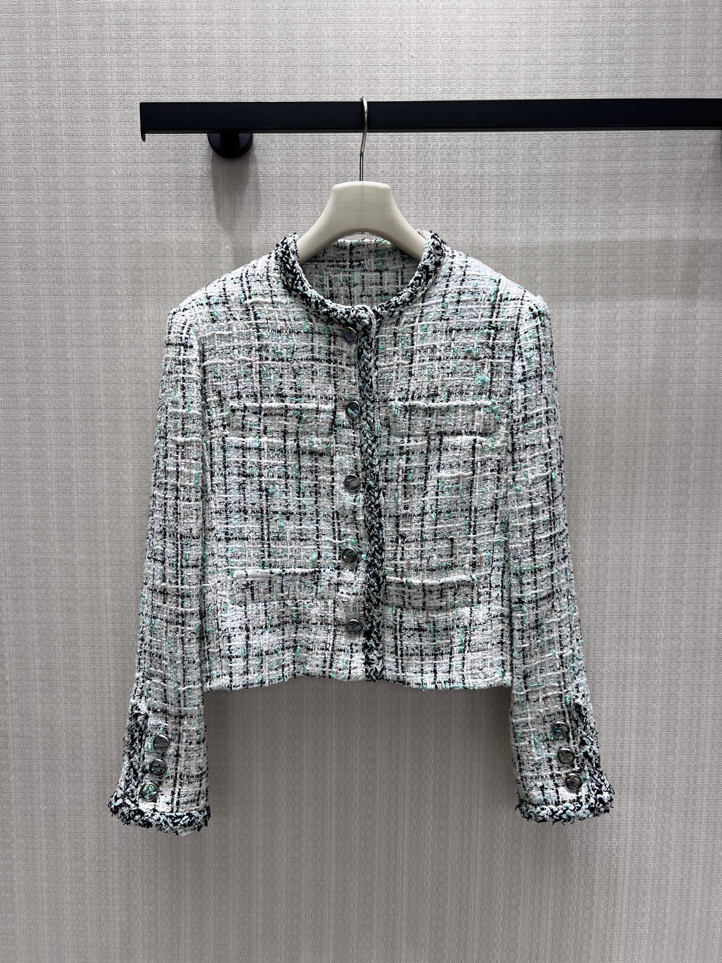 NO:933667,26 early autumn new products  Cha** fresh mint color thread small fragrant short jacket, tweed fabric with rich texture, white and black background interspersed with light green yarn, soft and refreshing. The round neck is matched with raw edge webbing, the metal buttons are exquisite and textured, and the multi-pocket design restores the classic fragrance tailoring. The short version elongates the lower body proportions, is crisp and stylish without being bloated, suitable for both dresses and sweaters, gentle and noble, and can be worn for daily commuting and appointments. In stock 36/38/40  Actual detailed pictures,,skirts,jackets & coats,1986090926早秋新品 Cha**清新薄荷彩线小香短外套,粗花呢面料肌理丰富,白黑底色穿插浅绿纱线,柔和清爽.圆领搭配毛边织带包边,金属纽扣精致有质感,多口袋设计还原经典香风剪裁.短款版型拉长下半身比例,挺括有型不臃肿,内搭连衣裙、针织衫皆适配,温柔显贵,日常通勤约会都能穿出优雅精致感.现货36/38/40 实拍细节图,,skirts,jackets & coats,,Women's clothing