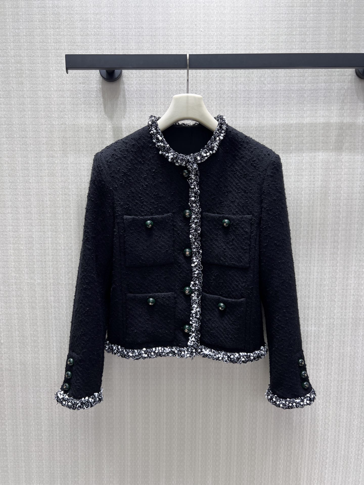 NO:933684,26th early autumn new product Cha** tweed jacket, exclusively customized, the first batch of silk lining  The hand-woven black and white bead chain has exquisite piping and is embellished with eye-catching emerald buttons, giving it a light and luxurious texture. The three-dimensional textured fabric is crisp and stylish, the round neck short version optimizes body proportions, and the four pockets reproduce the classic design. The calm black tone has its own elegant aura, and it can be worn with skirts or trousers to look noble. It can be worn for commuting or dating, and it is a low-key interpretation of the retro style. Spot 36/38/40 real shot details, skirts, jackets & coats, real  silk,1986090926早秋新品 Cha**粗花呢外套,独家定制 首批真丝内里 手工编织黑白珠链滚边精致考究,点缀亮眼祖母绿宝石纽扣,轻奢质感拉满.立体肌理面料挺括有型,圆领短款版型优化身材比例,四口袋复刻经典设计.沉稳黑调自带优雅气场,搭配裙装或西裤皆显贵气,通勤、约会均可驾驭,低调诠释复古千金格调.现货36/38/40实拍细节图,,skirts,jackets & coats,real silk,,Women's clothing
