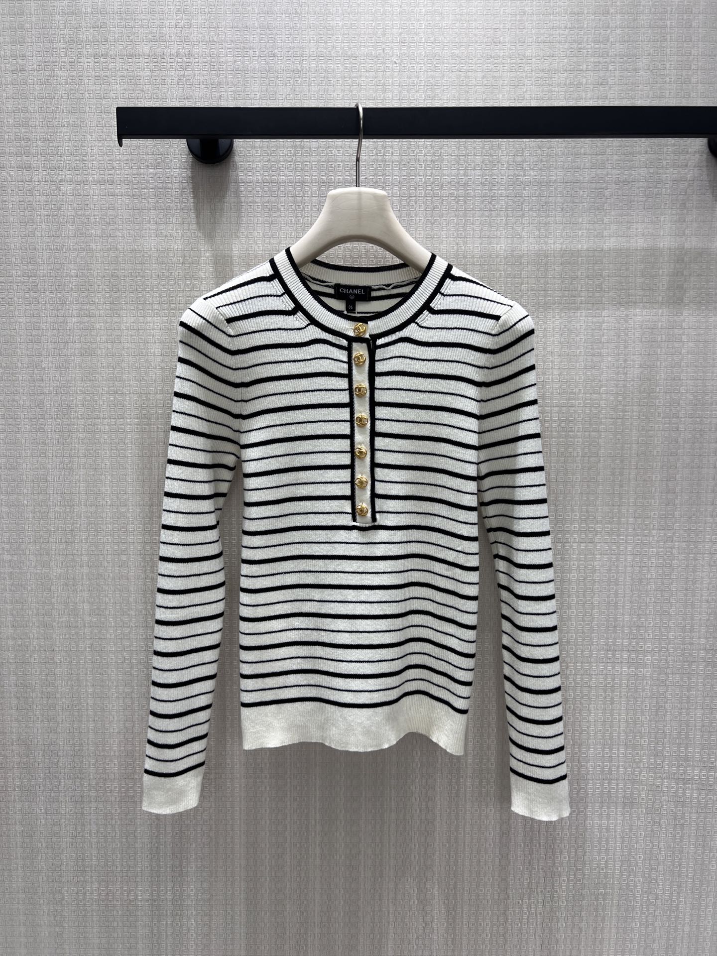 NO:933524,26th early autumn new product Chan** striped knitted long sleeves, black and white horizontal stripes bring a French relaxed atmosphere, fine pitted fabric fits the body shape, soft and skin-friendly. The half placket is matched with retro metal round buckles, exquisite embellishment of the simple body, and the small round neck softly modifies the neck line. The slim short version optimizes the proportions and is refreshing to wear alone. It is suitable for wearing with Xiaoxiang jackets and suits. It is minimalist and durable, and can easily be worn with a high-end and lazy old-money commuting texture. In stock 36/38/40  Actual detailed pictures,,chanel,jackets & coats,business suit,1986090926早秋新品 Chan**条纹针织长袖,黑白横条自带法式松弛氛围,细腻坑条面料贴合身形,柔软亲肤.半开襟搭配复古金属圆扣,精致点缀简约衣身,小圆领柔和修饰颈部线条.修身短版型优化比例,单穿清爽,外搭小香外套、西装都适配,极简耐看,轻松穿出高级慵懒的老钱通勤质感 现货36/38/40 实拍细节图,,chanel,jackets & coats,business suit,,Women's clothing