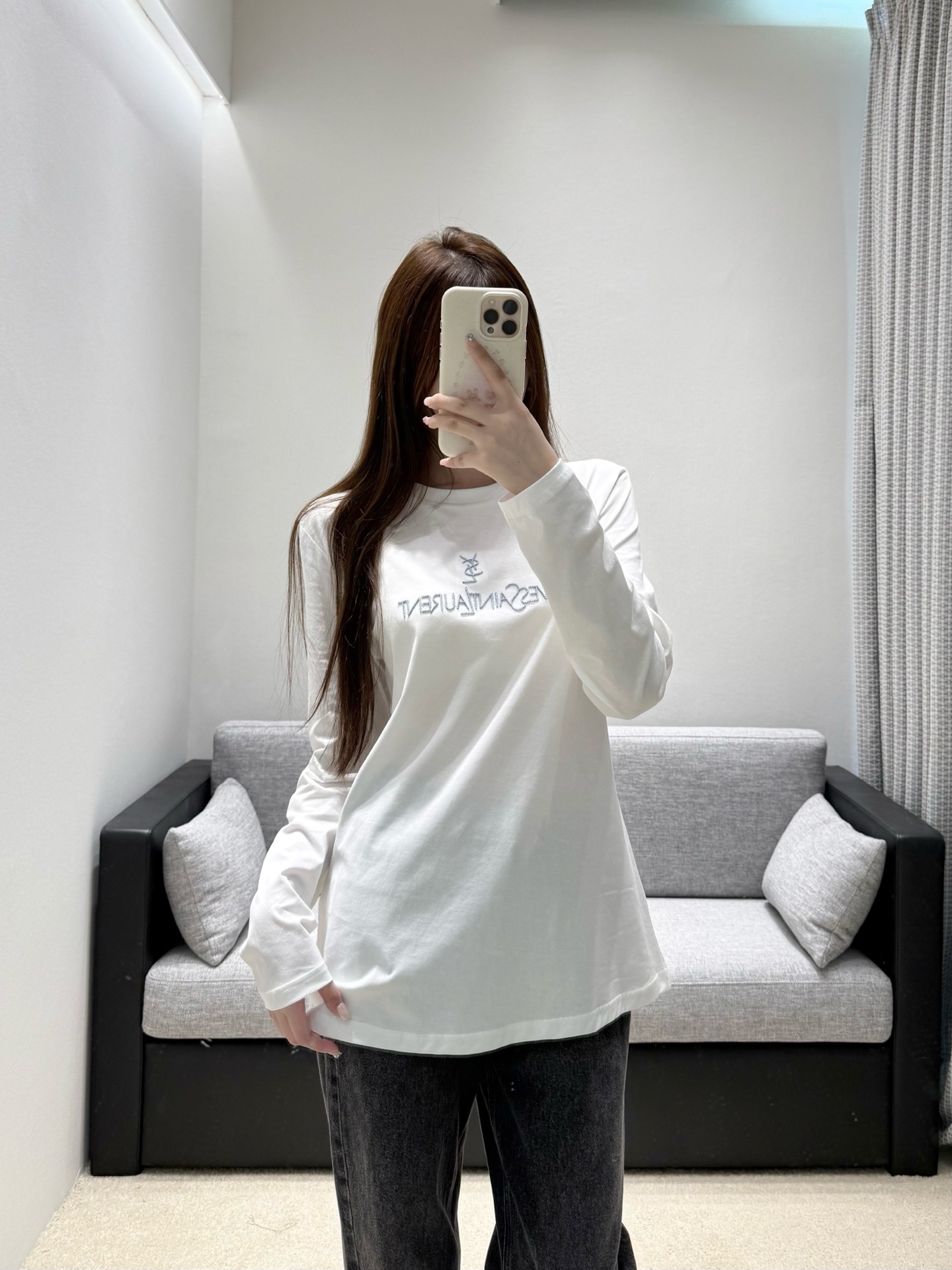 NO:933665,26 spring and summer new products  Simple long-sleeved basic top, classic and versatile in black and white. Selected fine and soft cotton fabric, skin-friendly and breathable with soft matte texture, neat round neck to fit the neck line. Three-dimensional embroidered brand logo on the chest, exquisite craftsmanship, low-key and not exaggerated, loose and slightly dropped shoulders to accommodate all body shapes. Clean and neat to wear alone, with suit and vest inside, suitable for commuting and leisure scenes, interpreting simple, light and luxurious French style. Ready in stock smL, business suit,1986090926春夏新品 简约长袖基础上衣,黑白双色经典百搭.甄选细腻柔软棉质面料,亲肤透气自带柔和哑光质感,利落圆领贴合颈部线条.胸口立体刺绣品牌标识,工艺精致低调不浮夸,宽松微落肩版型包容各类身形.单穿干净利落,内搭西装、马甲层次高级,适配通勤休闲多场景,诠释简约轻奢的法式穿搭格调.现货smL,,business suit,,Women's clothing