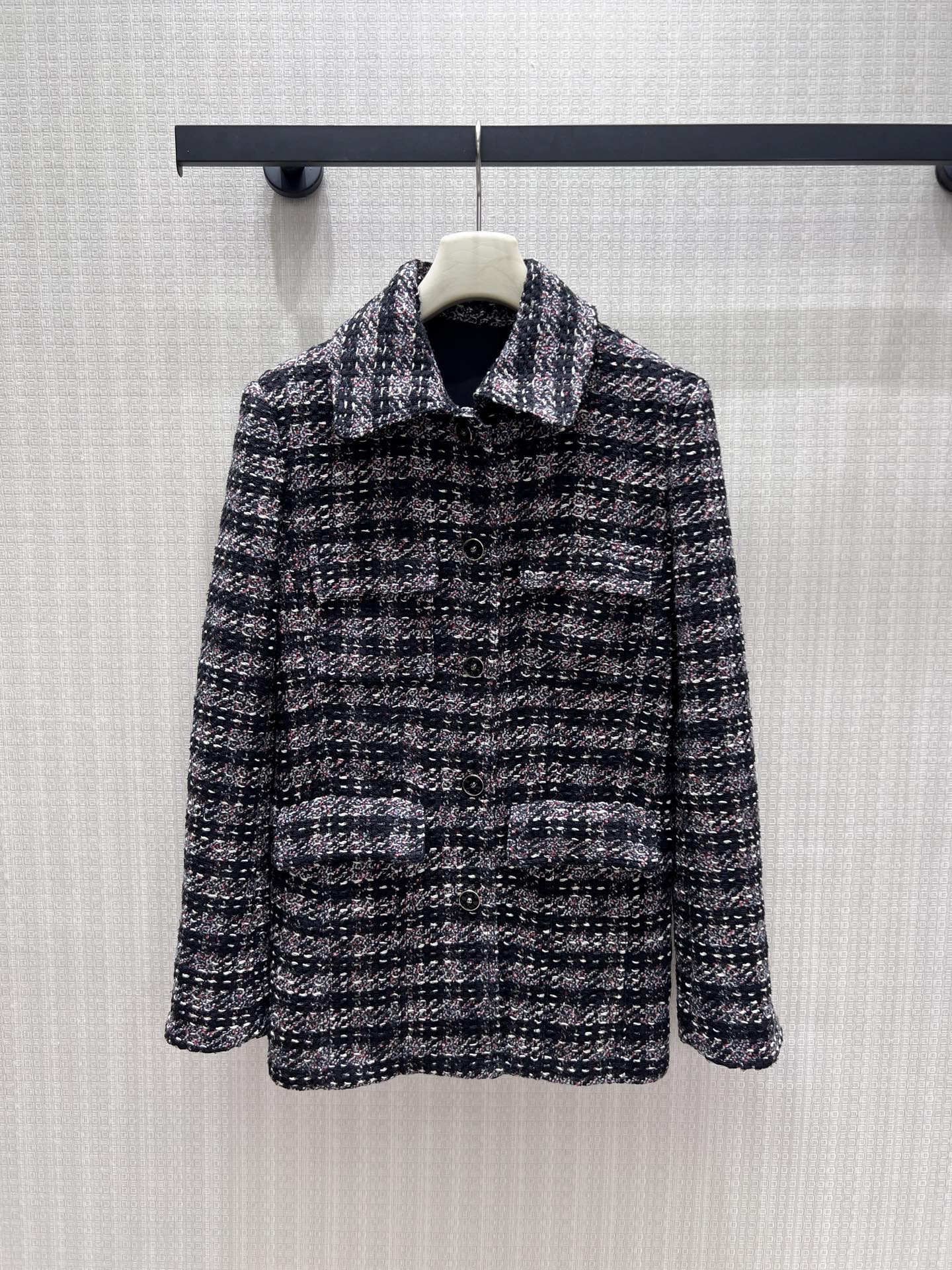NO:933697,26th early autumn new product Cha** lapel tweed jacket, exclusive high-end fabric  The black background is interwoven with pink and white yarn, and the plaid texture is rich in layers, giving it a hazy atmosphere. The neat shirt collar weakens the sweetness, the metal round buckle is simple and elegant, and the multi-pocket workwear design combines texture and practicality. The moderate length accommodates the body shape, and the woolen fabric is stiff and not easy to collapse. It is suitable for both knitted and dresses. It balances French sophistication and casual temperament, and is high-end and durable for daily commuting. In stock 36/38/40 Real shot details, skirts, jackets &  coats,shirts,1986090926早秋新品 Cha**翻领粗花呢小香外套,高定独家面料 黑底交织粉白彩纱,格纹肌理层次丰富,自带朦胧氛围感.利落衬衫领弱化甜腻,金属圆扣简约大气,多口袋工装设计兼具质感与实用性.适中衣长包容身形,粗纺面料挺括不易软塌,内搭针织、连衣裙皆适配,平衡法式精致与随性气质,日常通勤高级耐看.现货36/38/40 实拍细节图,,skirts,jackets & coats,shirts,,Women's clothing