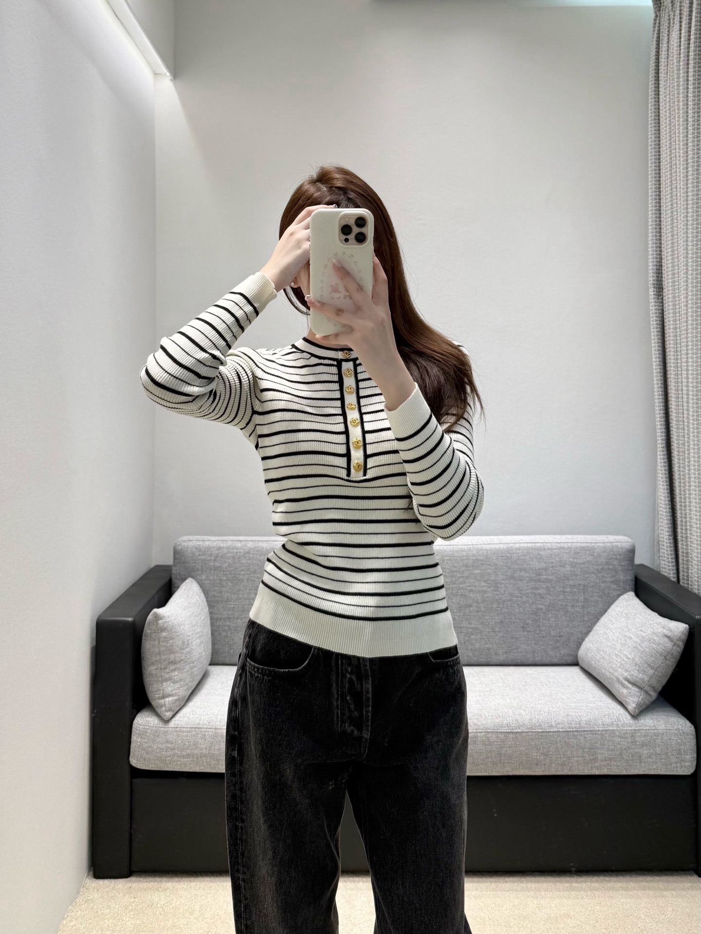 NO:933533,26th early autumn new product Chan** striped knitted long-sleeves, black and white horizontal stripes bring a French relaxed atmosphere, fine pitted fabric fits the body shape, soft and skin-friendly. The half placket is matched with retro metal round buckles, exquisite embellishment of the simple body, and the small round neck softly modifies the neck line. The slim and short version optimizes the proportions and is refreshing to wear alone. It is suitable for Xiaoxiang jackets and suits. It is minimalist and durable, and can easily be worn with a high-end and lazy old-money commuting texture.  In stock 36/38/40,,chanel,jackets & coats,business suit,1986090926早秋新品 Chan**条纹针织长袖,黑白横条自带法式松弛氛围,细腻坑条面料贴合身形,柔软亲肤.半开襟搭配复古金属圆扣,精致点缀简约衣身,小圆领柔和修饰颈部线条.修身短版型优化比例,单穿清爽,外搭小香外套、西装都适配,极简耐看,轻松穿出高级慵懒的老钱通勤质感 现货36/38/40,,chanel,jackets & coats,business suit,,Women's clothing