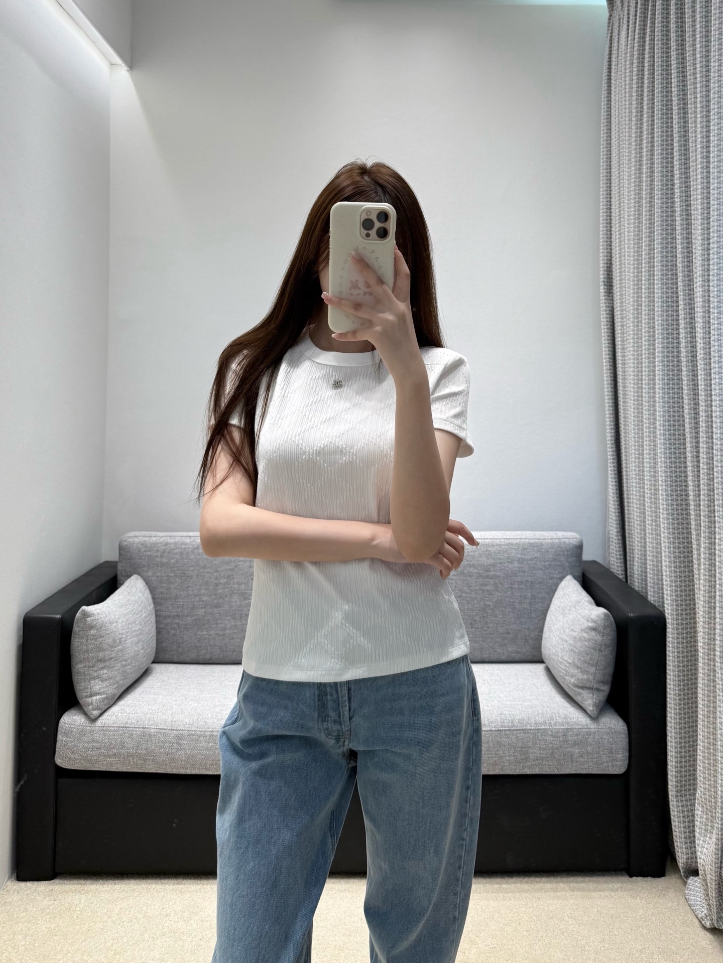 NO:933547,26 early autumn new products Cha**  Small fragrant rhombus embossed short sleeves, pure white tone, gentle and elegant, the three-dimensional rhombus texture on the whole body is exquisite and delicate, hiding a low-key sense of layering. The simple round neck fits the neck, the mini metal double C logo on the chest is the finishing touch, and the slim and short version outlines the waistline. The elastic knitted fabric is soft and skin-friendly  , fits the body shape without being tight, is refreshing and simple when worn alone, is suitable for matching with skirts and suits, easily adds a French light luxury atmosphere, and is versatile and durable for daily commuting. In stock 36/38/40, skirts, T-shirts, business  suit,1986090926早秋新品 Cha** 小香菱格浮雕短袖,纯净白调温柔雅致,全身立体菱格肌理精致细腻,暗藏低调层次感.简约圆领贴合脖颈,胸口迷你金属双C标识点睛,修身短款版型勾勒腰线.弹力针织面料柔软亲肤,贴合身形不紧绷,单穿清爽简约,搭配半裙、西装皆适配,法式轻奢氛围感轻松拉满,日常通勤百搭耐看.现货36/38/40,,skirts,T-shirt,business suit,,Women's clothing