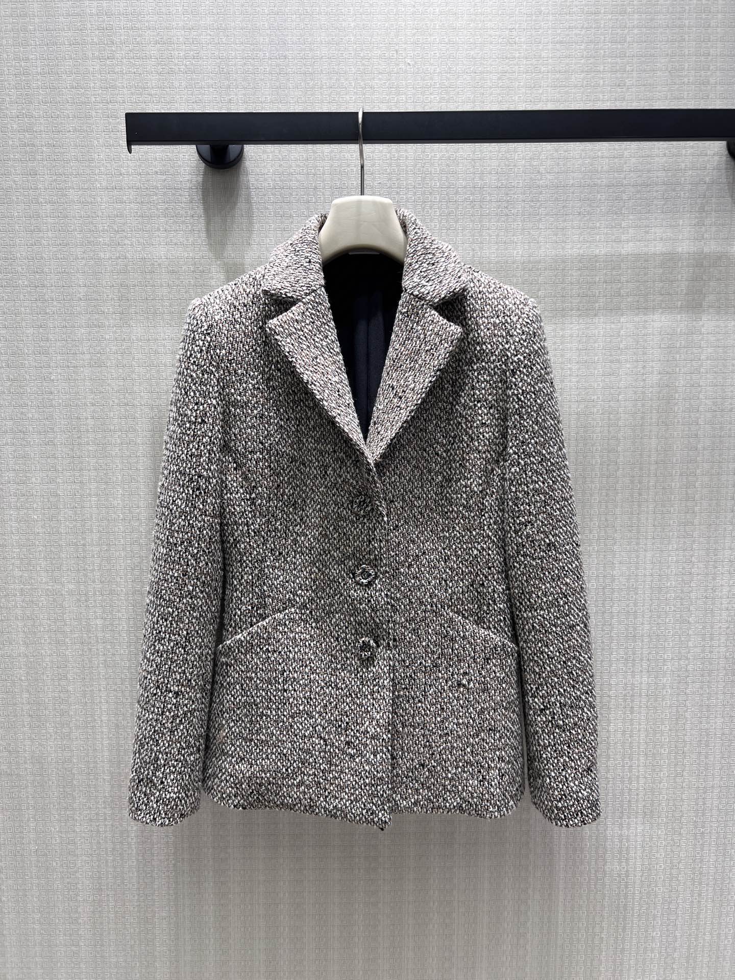 NO:933707,Jackets, skirts, new products for early autumn 26, Dio** exclusive high-end tweed suit, gray blended fabric with fine shreds, high-end and layered texture. The waisted single-breasted suit neatly modifies the figure, and the large pockets are retro and practical; the fishtail skirt drape softly, showing elegance when walking. The upper body of the set is a French intellectual lady, and the items can also be split and mixed, suitable for commuting and dating, low-key interpretation of the timeless and high-end old money atmosphere  Spot 36/38/40 real shot details, dior, skirts, jackets & coats, business suit,19860909外套 半裙签 26早秋新品 Dio**独家高定粗花呢西装套装,灰调混纺面料自带细碎闪丝,肌理高级有层次.收腰单排扣西装利落修饰身形,大口袋复古实用；鱼尾半裙垂坠柔和,走动间尽显优雅.成套上身是法式知性大小姐,单品亦可拆分混搭,通勤、约会皆适配,低调诠释隽永高级的老钱氛围感 现货36/38/40实拍细节图,,dior,skirts,jackets & coats,business suit,,Women's clothing