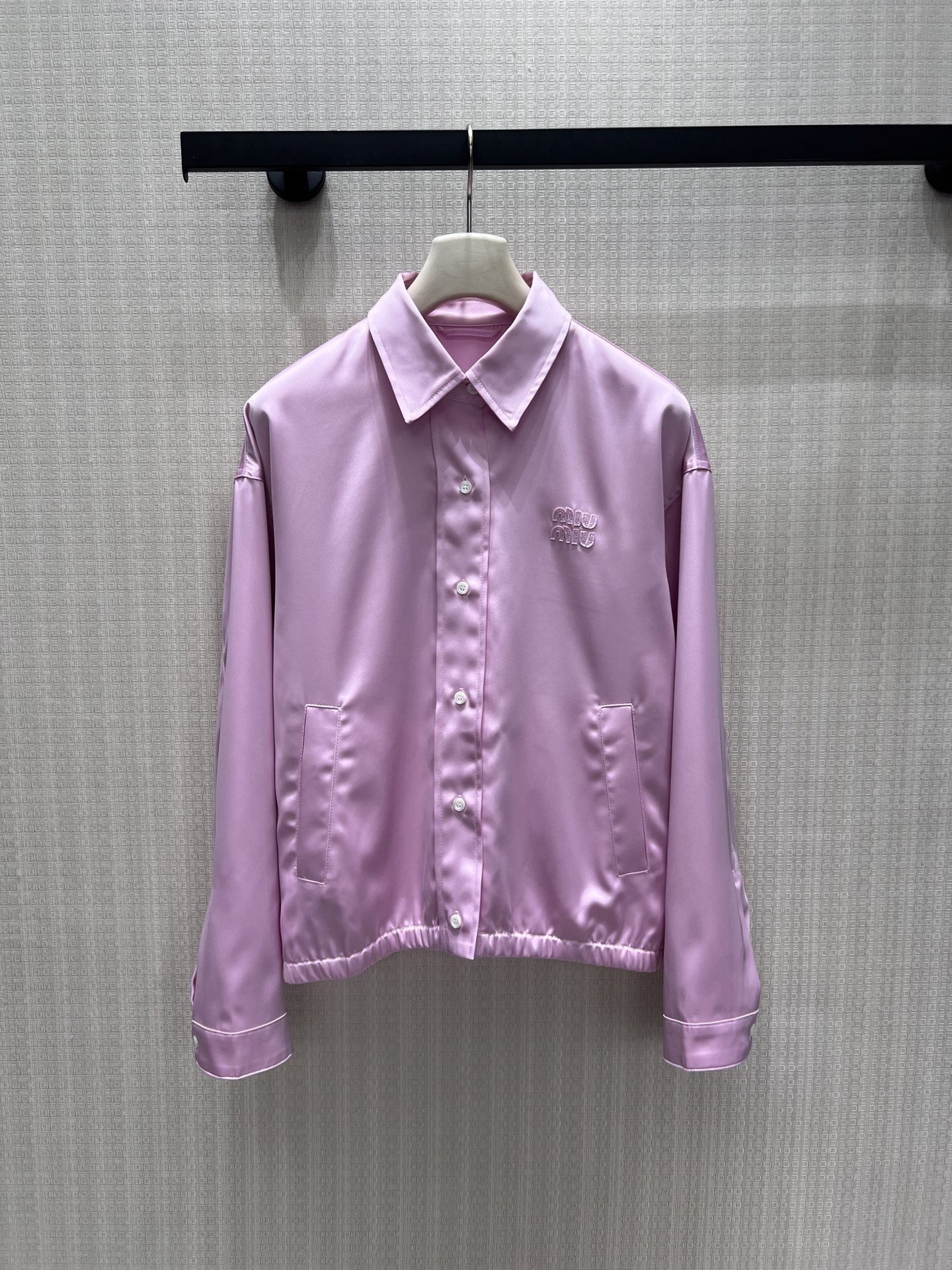 NO:933651,Jacket 26 early autumn new Miu* same-color suit, three colors to choose from, soft and eye-catching, glossy satin with a delicate and high-end texture. A short lapel jacket with a three-dimensional embroidered logo, and a drawstring at the hem that is casually relaxed; a high-waisted pleated short skirt has regular pleats and a girly feel. The complete set is retro to reduce age, and the upper and lower items can also be split and mixed, creating a gentle and sweet college atmosphere, making it easy to achieve a light and luxurious girly style when going out every day. Ready in stock  36/38/40 real shot details,,miumiu,skirts,jackets & coats,jackets & coats,19860909外套 26早秋新品 Miu*同色系套装,三色可选柔和亮眼,光泽缎面自带细腻高级质感.翻领短款夹克搭配立体刺绣logo,下摆抽绳随性松弛；高腰百褶短裙褶线规整,少女感十足.成套穿搭复古减龄,上下单品也可拆分混搭,温柔甜美的学院氛围拉满,日常出街轻松拿捏轻奢少女格调.现货 36/38/40实拍细节图,,miumiu,skirts,jackets & coats,jackets & coats,,Women's clothing