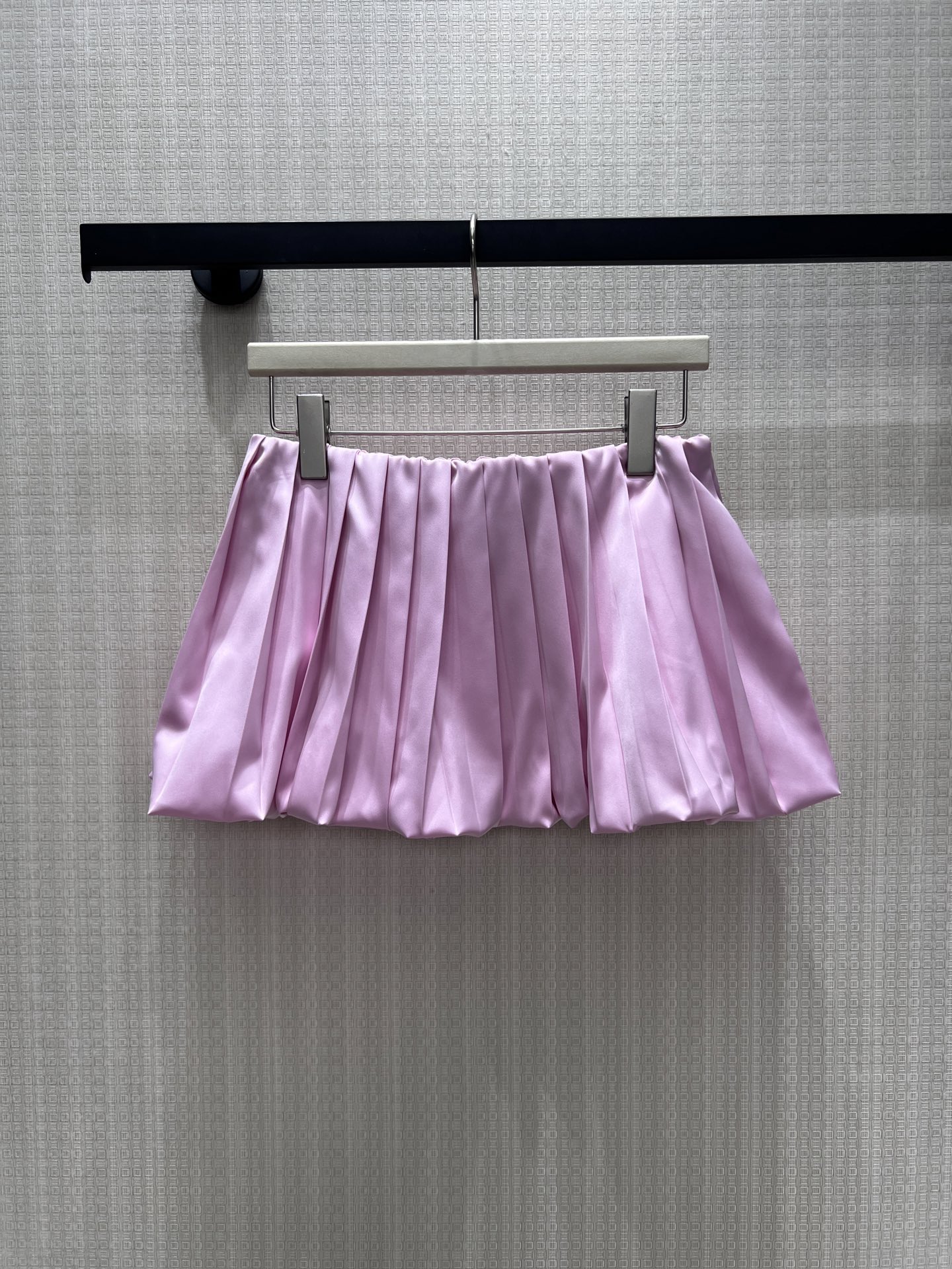NO:933679,26th early autumn new product Miu* same-color suit, three colors to choose from, soft and eye-catching, glossy satin with delicate and high-end texture. Short lapel jacket with three-dimensional embroidered logo, hem drawstring casually relaxed; high-waisted pleated short skirt with regular pleats, full of girly feeling. The complete set is retro and age-reducing, the top and bottom items can also be separated and mixed, giving a gentle and sweet college atmosphere, making it easy to achieve a light and luxurious girly style when going out every day. Ready in stock  36/38/40 real shot details,,miumiu,skirts,jackets & coats,1986090926早秋新品 Miu*同色系套装,三色可选柔和亮眼,光泽缎面自带细腻高级质感.翻领短款夹克搭配立体刺绣logo,下摆抽绳随性松弛；高腰百褶短裙褶线规整,少女感十足.成套穿搭复古减龄,上下单品也可拆分混搭,温柔甜美的学院氛围拉满,日常出街轻松拿捏轻奢少女格调.现货 36/38/40实拍细节图,,miumiu,skirts,jackets & coats,,Women's clothing
