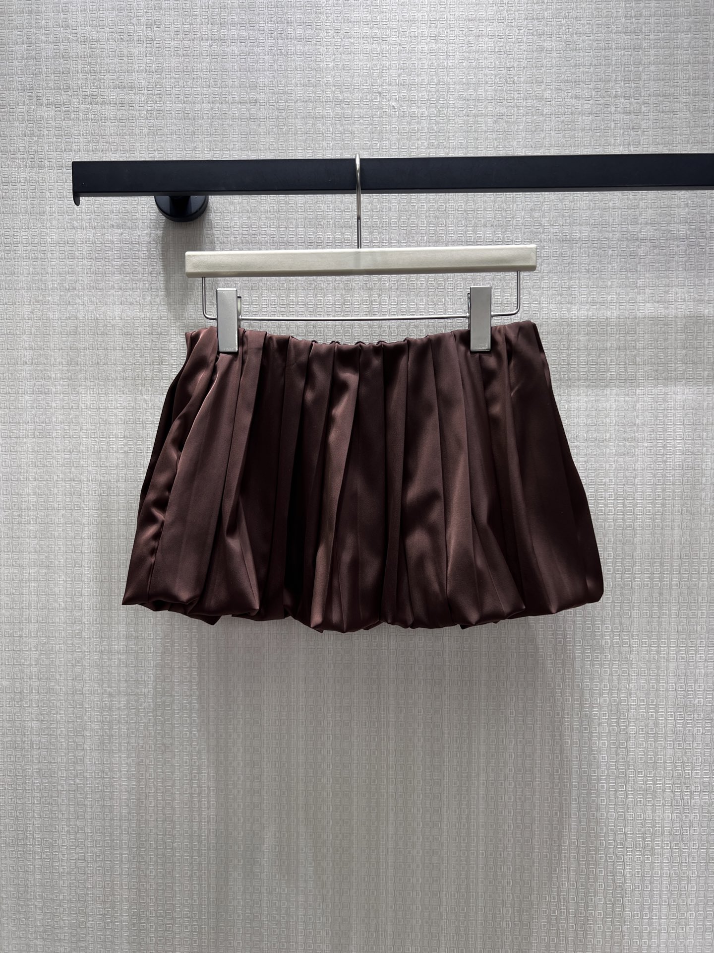 NO:933671,26th early autumn new product Miu* same-color suit, three colors to choose from, soft and eye-catching, glossy satin with delicate and high-end texture. Short lapel jacket with three-dimensional embroidered logo, hem drawstring casually relaxed; high-waisted pleated short skirt with regular pleats, full of girly feeling. The complete set is retro and age-reducing, the top and bottom items can also be separated and mixed, giving a gentle and sweet college atmosphere, making it easy to achieve a light and luxurious girly style when going out every day. Ready in stock  36/38/40 Actual detailed pictures,,miumiu,skirts,jackets & coats,1986090926早秋新品 Miu*同色系套装,三色可选柔和亮眼,光泽缎面自带细腻高级质感.翻领短款夹克搭配立体刺绣logo,下摆抽绳随性松弛；高腰百褶短裙褶线规整,少女感十足.成套穿搭复古减龄,上下单品也可拆分混搭,温柔甜美的学院氛围拉满,日常出街轻松拿捏轻奢少女格调.现货 36/38/40 实拍细节图,,miumiu,skirts,jackets & coats,,Women's clothing