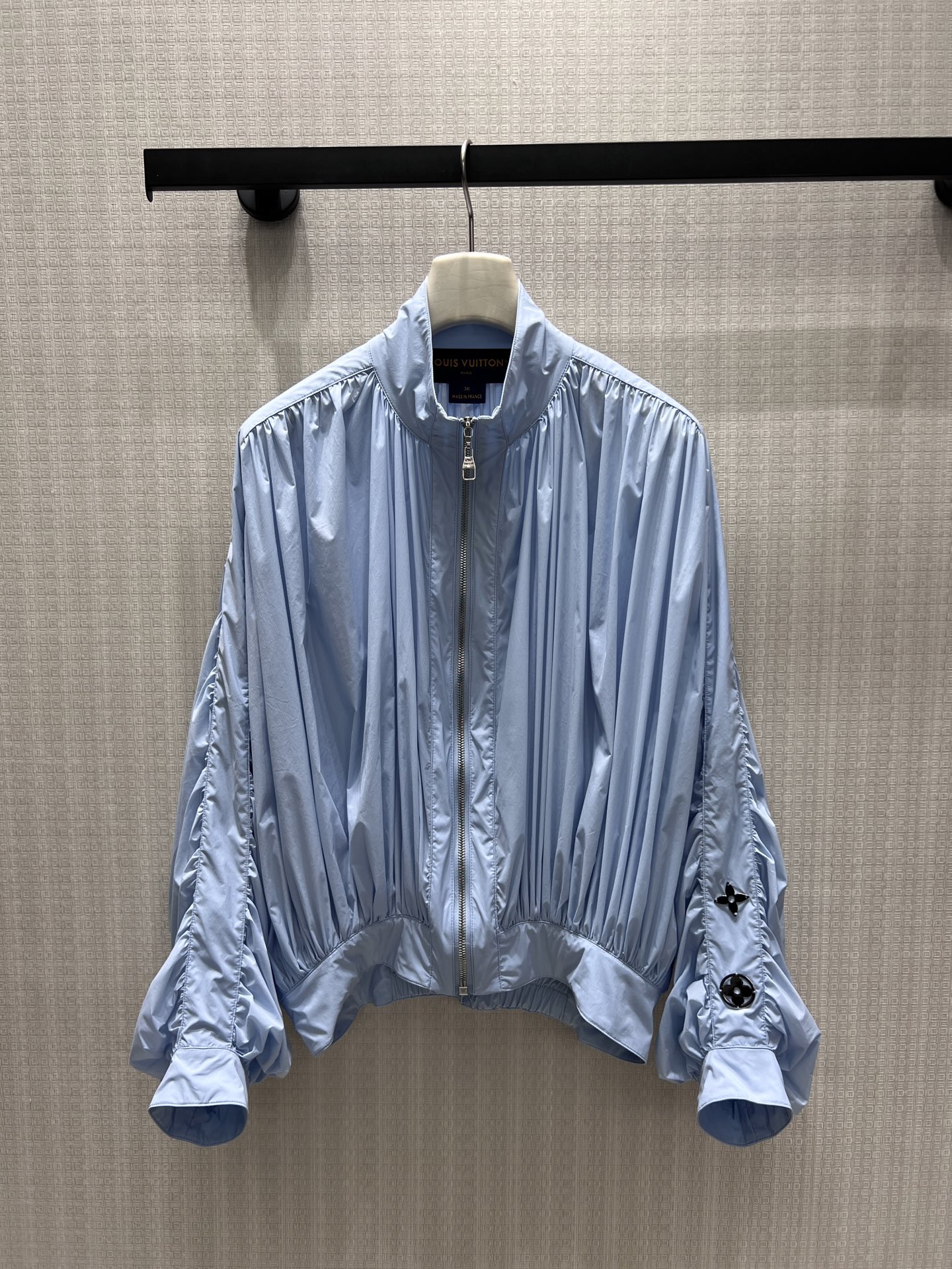 NO:934384,26 early autumn new arrival light blue pleated short jacket  Soft mist blue is refreshing and healing, and the hand-pleated design of the whole body brings a relaxed three-dimensional sense. The zipper opening and closing of the stand-up collar is simple and neat, the cuffs are decorated with brand metal flower buckle details, and the elastic hem is tight to optimize the proportion. The light and breathable fabric is suitable for spring and summer, and the loose off-shoulder version is not flattering on the body shape. It can be matched with skirts or trousers to create a casual and lazy French light luxury daily look. In stock 36/38/40 Real shot details, skirts, jackets &  coats,1986090926早秋新品 浅蓝褶皱短款外套 柔和雾蓝清爽治愈,全身手工压褶设计自带松弛立体感.立领拉链开合简约利落,袖口点缀品牌金属花扣细节,下摆松紧收束优化比例.轻薄透气面料适配春夏,宽松落肩版型不挑身形,搭配半身裙、长裤皆可,打造随性慵懒的法式轻奢日常造型.现货36/38/40 实拍细节图,,skirts,jackets & coats,,Women's clothing