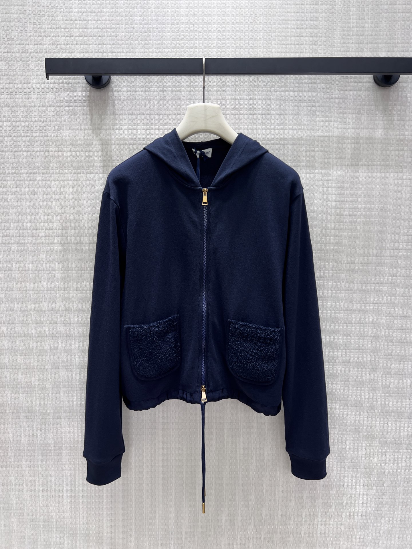 NO:934368,New product for early autumn 26, simple hooded zipper jacket, white and navy blue, soft and versatile, short cut, neat and proportional. The double plush pockets on the front are exquisitely layered, the metal zipper and drawstring details are exquisite and durable, and the fine cotton material is soft and skin-friendly. The loose off-shoulder version accommodates various body shapes, casual and relaxed for daily single wear, and is suitable for both inner and outer layers. It has both casual texture and low-key luxury, making it easy to create a comfortable and advanced daily wear. Ready-made smL  Actual detailed pictures, jackets & coats, hats,1986090926早秋新品 简约连帽拉链外套 ,白与藏青双色温柔百搭,短款剪裁利落显比例.正面双毛绒口袋层次精巧,金属拉链与抽绳细节精致耐看,细腻棉料柔软亲肤.宽松落肩版型包容各种身形,日常单穿随性松弛,内搭外叠都适配,兼具休闲质感与低调轻奢感,轻松打造舒适高级的日常穿搭现货smL 实拍细节图,,jackets & coats,hats,,Women's clothing