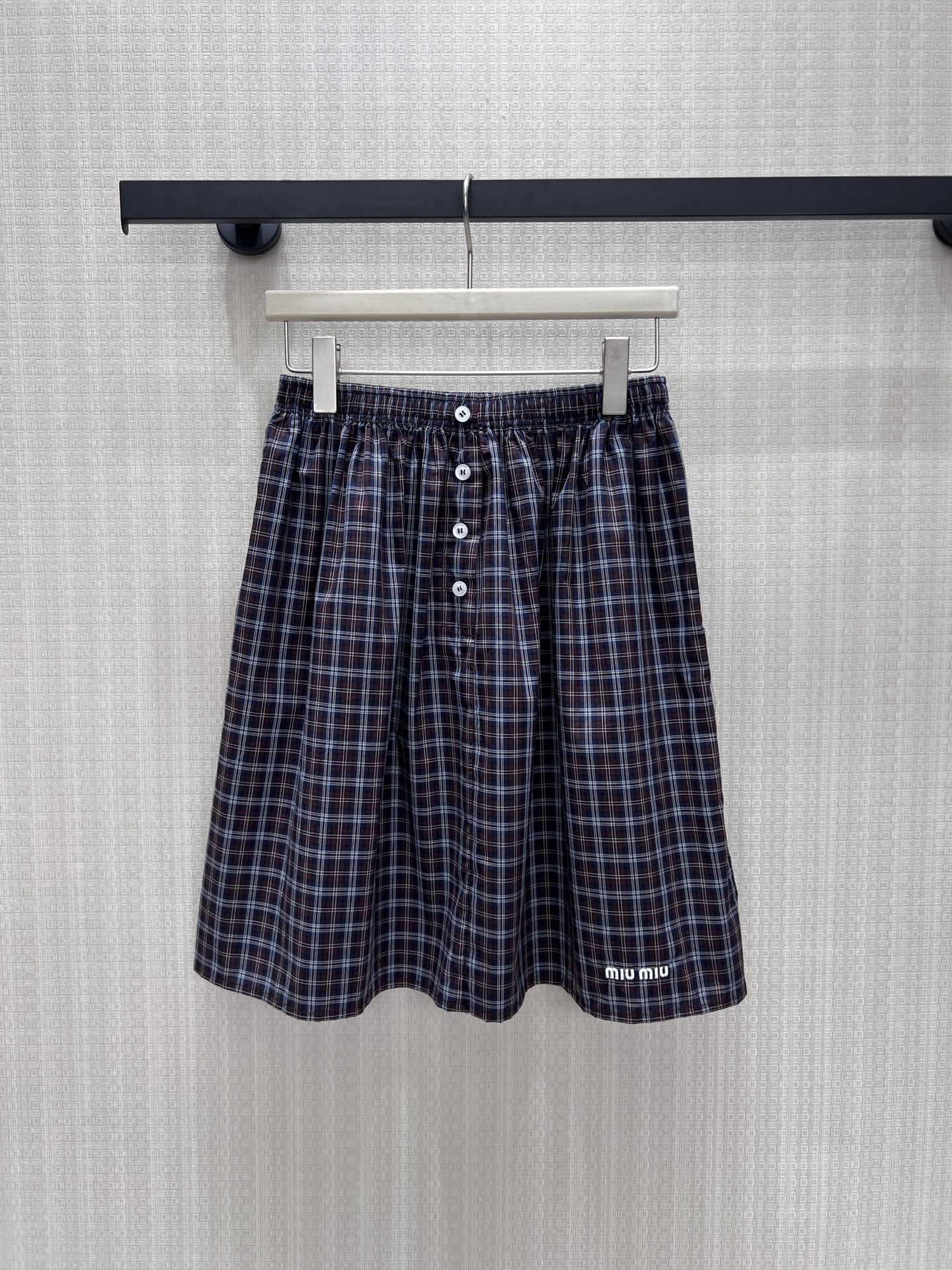 NO:934341,26th early autumn new product Miu** retro plaid complete suit, the brown plaid has an American college atmosphere, the short lapel shirt is neat and tall, and the embroidered logo on the chest is simple and exquisite. The elastic waist of the same fabric skirt is comfortable and does not pick up the waist and abdomen.  In stock 36/38/40 real shot details,,miumiu,skirts,shirts,1986090926早秋新品 Miu**复古格纹成套套装,棕调格纹自带美式学院氛围感,短款翻领衬衫利落显高,胸口刺绣logo简约精致.同面料半身裙松紧腰舒适不挑腰腹,前襟排扣增添层次,裙底标识细节考究.成套穿搭元气减龄,上下单品亦可拆分混搭,松弛复古,轻松拿捏少女轻奢的日常格调. 现货36/38/40 实拍细节图,,miumiu,skirts,shirts,,Women's clothing
