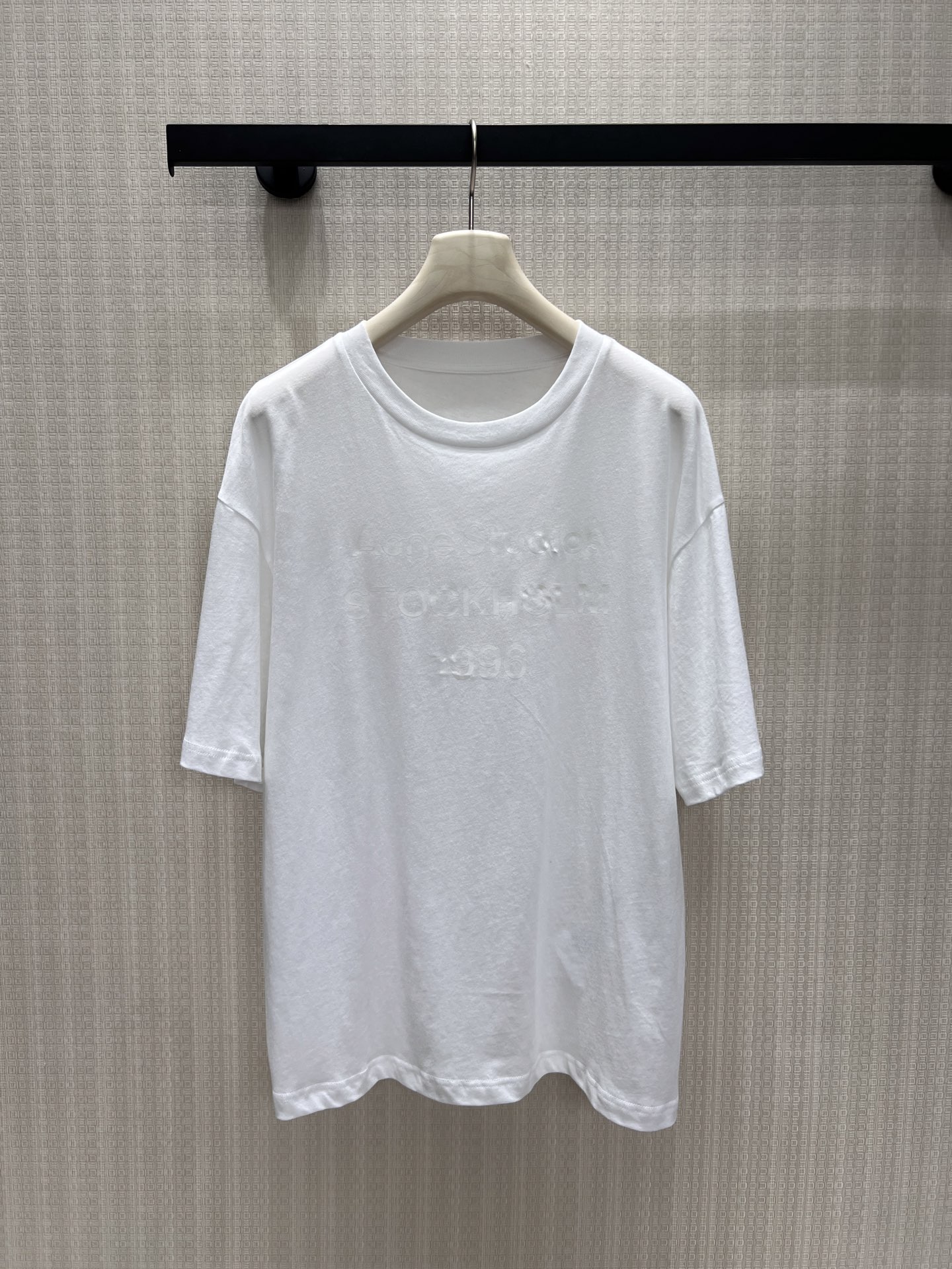 NO:935201,26 spring and summer new products  ac** Minimalist pure white round neck short sleeves, soft washed cotton material, soft and breathable to the touch. The body is three-dimensionally embossed with letter logos of the same color, and the low-key invisible design shows a high-end texture. The loose dropped shoulder version accommodates various body shapes, and the neat round neck does not highlight the neck line. No unnecessary complicated decorations, basic and versatile, refreshing and clean when worn alone, suitable for layering suits and knitted jackets, interpreting the relaxed and cold style of Nordic style. Detailed photos of the spot, smL real shot, jackets  & coats,T-shirt,business suit,1986090926春夏新品 ac**极简纯白圆领短袖,甄选柔和水洗棉料,触感软糯透气.衣身立体压印同色系字母标识,低调隐形设计尽显高级质感.宽松落肩版型包容各种身形,利落圆领不挑脖颈线条.无多余繁杂装饰,基础百搭,单穿清爽干净,叠搭西装、针织外套皆适配,诠释北欧松弛冷淡风.现货smL实拍细节图,,jackets & coats,T-shirt,business suit,,Women's clothing