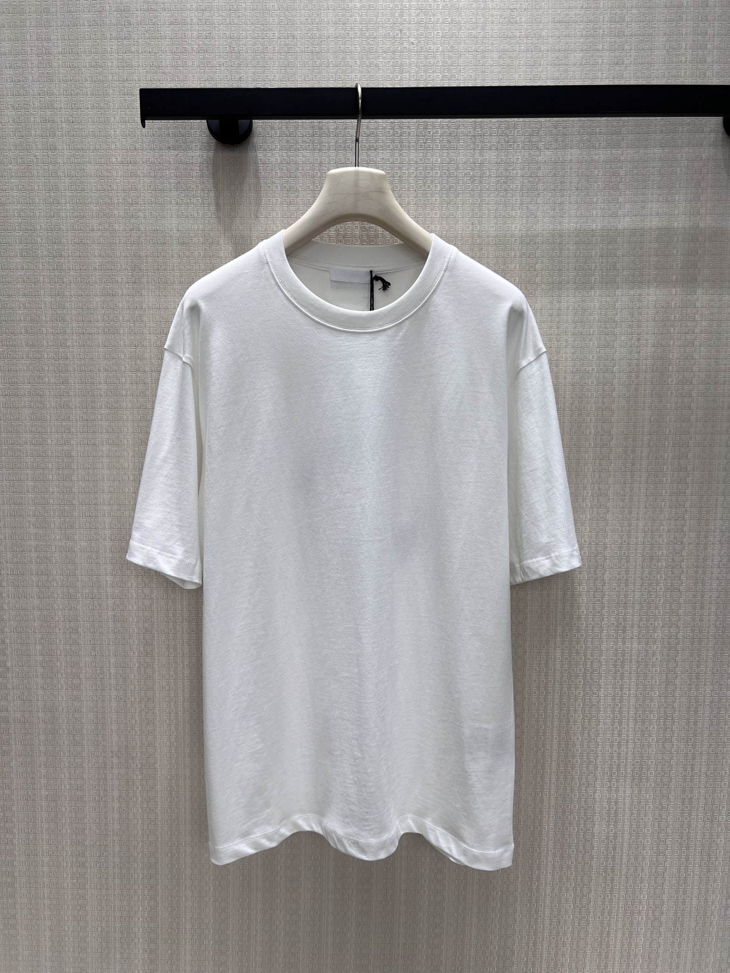NO:935280,26 spring and summer new products  pra** basic solid color round neck short sleeves, white, dark green and navy blue are simple and attractive. The high-count cotton material is selected to feel soft, waxy and breathable. The loose shoulder cut is suitable for various body shapes, the neat round neck fits the neck without being tight, and the cuffs are routed smoothly  Delicate. No superfluous and complicated decorations. The minimalist version is suitable for all kinds of bottoms. It is high-end when worn alone or layered. It interprets the low-key and restrained French old-money relaxed texture. Detailed pictures of real-life sml, prada, T-shirt,1986090926春夏新品 pra**基础纯色圆领短袖,白、墨绿、藏青三色简约耐看,甄选高支棉料触感软糯透气.宽松落肩剪裁包容各种身形,利落圆领贴合颈部不紧绷,平整袖口走线细腻.无多余繁杂装饰,极简版型适配各类下装,单穿叠搭皆高级,诠释低调克制的法式老钱松弛质感.现货smL实拍细节图,,prada,T-shirt,,Women's clothing