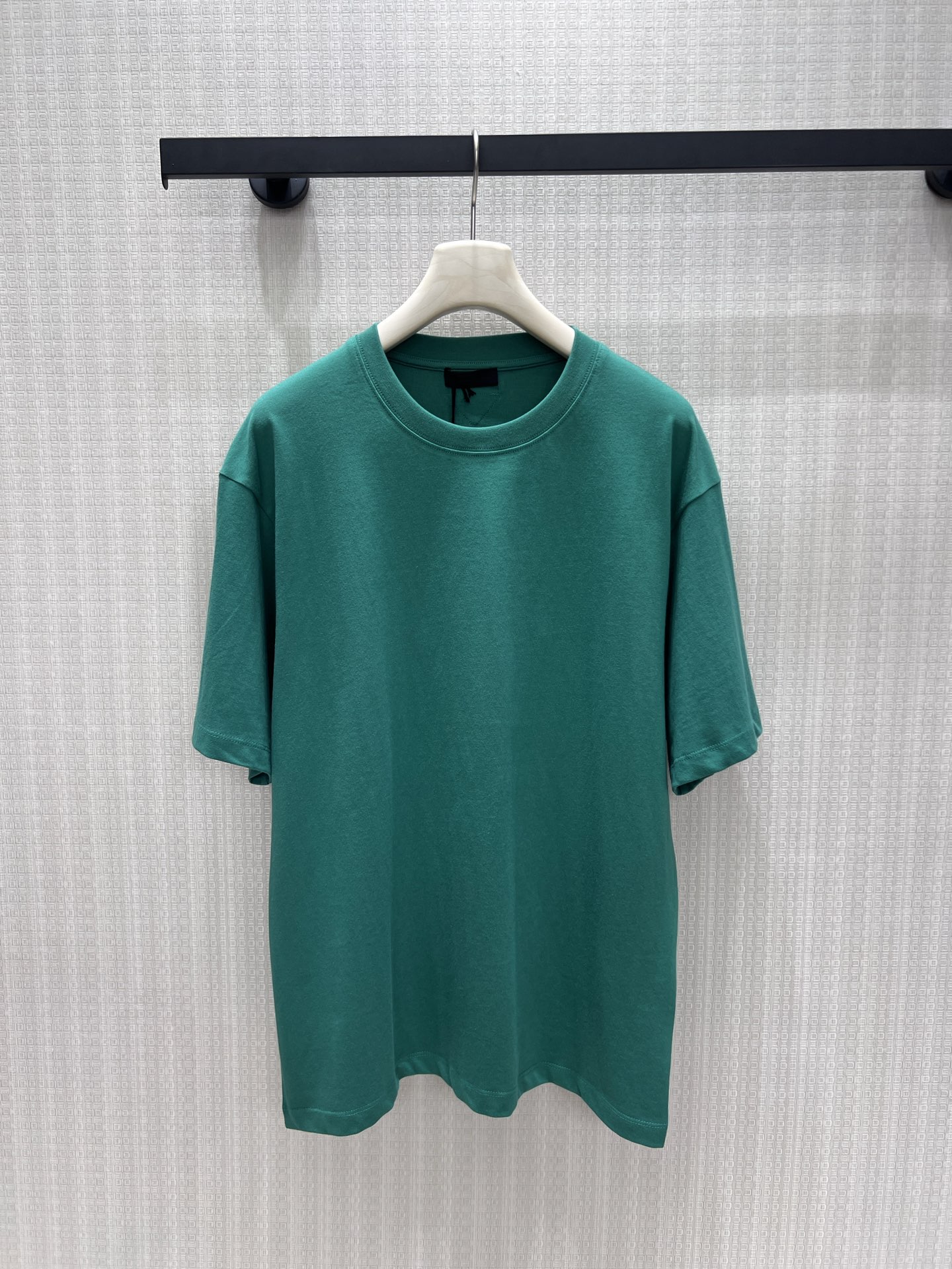 NO:935273,26 spring and summer new products  pra** basic solid color round neck short sleeves, white, dark green and navy blue are simple and attractive. The high-count cotton material is selected to feel soft, waxy and breathable. The loose shoulder cut is suitable for various body shapes, the neat round neck fits the neck without being tight, and the cuffs are routed smoothly  Delicate. No superfluous and complicated decorations. The minimalist version is suitable for all kinds of bottoms. It is high-end when worn alone or layered. It interprets the low-key and restrained French old-money relaxed texture. Detailed pictures of real-life sml, prada, T-shirt,1986090926春夏新品 pra**基础纯色圆领短袖,白、墨绿、藏青三色简约耐看,甄选高支棉料触感软糯透气.宽松落肩剪裁包容各种身形,利落圆领贴合颈部不紧绷,平整袖口走线细腻.无多余繁杂装饰,极简版型适配各类下装,单穿叠搭皆高级,诠释低调克制的法式老钱松弛质感.现货smL实拍细节图,,prada,T-shirt,,Women's clothing