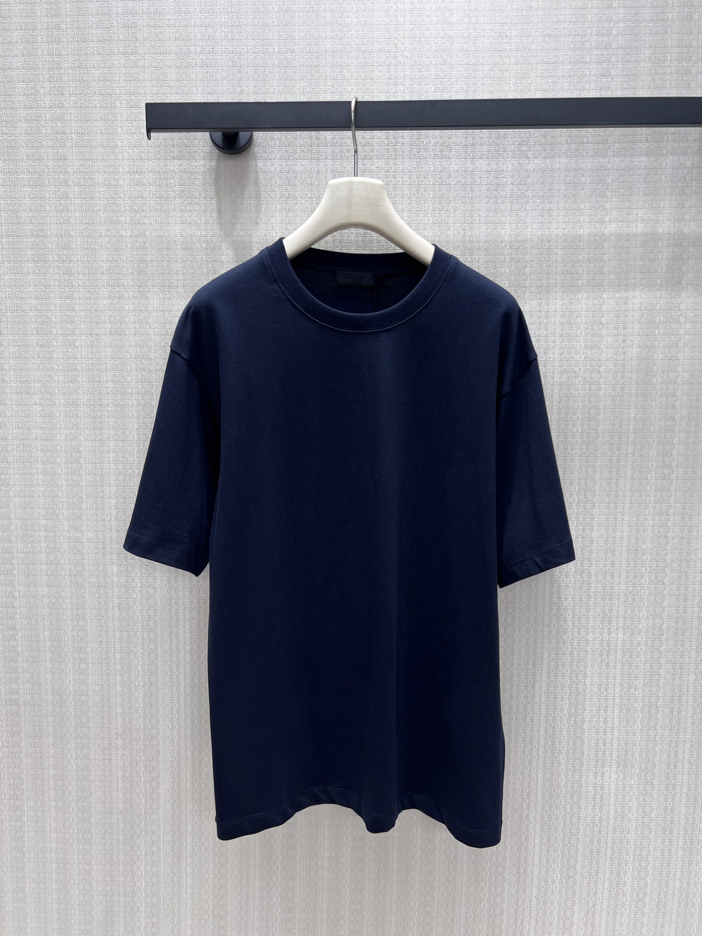 NO:935269,26 spring and summer new products  pra** basic solid color round neck short sleeves, white, dark green and navy blue are simple and durable, and the high-count cotton material is soft and breathable. The loose shoulder cut is suitable for various body shapes, the neat round neck fits the neck without being tight, and the flat cuffs are finely routed. There is no unnecessary and complicated decoration, the minimalist version is suitable for all kinds of bottoms, and it is high-end when worn alone or layered, interpreting the low-key and restrained French old-money relaxed texture. Ready-made smL  Actual detailed pictures, prada, T-shirt,1986090926春夏新品 pra**基础纯色圆领短袖,白、墨绿、藏青三色简约耐看,甄选高支棉料触感软糯透气.宽松落肩剪裁包容各种身形,利落圆领贴合颈部不紧绷,平整袖口走线细腻.无多余繁杂装饰,极简版型适配各类下装,单穿叠搭皆高级,诠释低调克制的法式老钱松弛质感.现货smL 实拍细节图,,prada,T-shirt,,Women's clothing