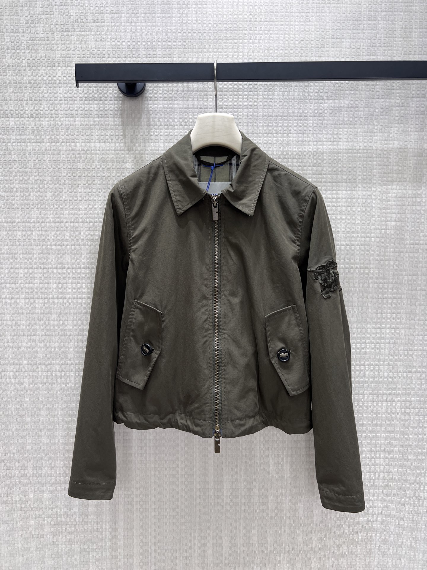 NO:934353,26th early autumn new product Burb** classic short work jacket, khaki and army green two-tone retro style, neat lapels with full zipper closure, inner plaid lining with hidden brand logo. War horse embroidery on the sleeves is low-key and exquisite, flap metal buckle pockets are both practical and textured, stiff anti-wrinkle fabric is suitable for spring and autumn. The short cut optimizes the body shape, can be used for commuting and leisure, and embodies the British low-key luxury texture. Spot sml real shot details,, burberry, jackets  & coats,1986090926早秋新品 Burb**经典短款工装夹克,卡其、军绿双色复古大气,利落翻领搭配全拉链开合,内里格纹内衬暗藏品牌标识.袖身战马刺绣低调精致,翻盖金属扣口袋兼顾实用与质感,挺括抗皱面料适配春秋.短款剪裁优化身形,通勤休闲皆可驾驭,沉淀英伦低调奢华质感.现货smL 实拍细节图,,burberry,jackets & coats,,Women's clothing