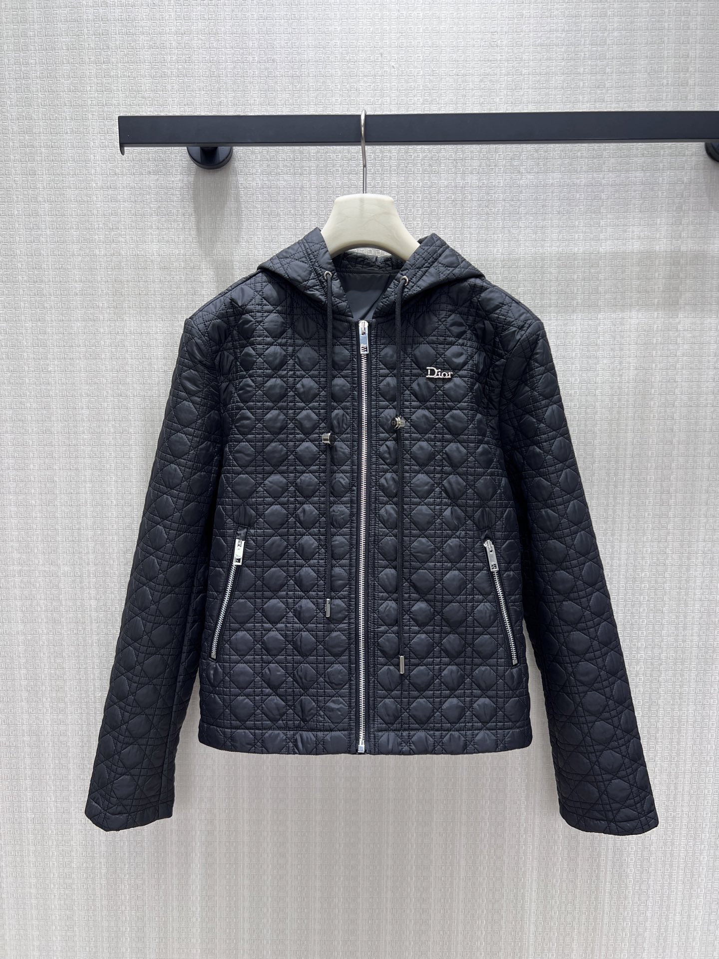NO:935218,26 early autumn new products  Dio** rhombus quilted hooded thin cotton jacket, simple and elegant in black and white, with classic cannage texture for full recognition. The metal brand logo is low-key and exquisite, the hooded drawstring is equipped with a full zipper opening, and the zipper pockets on both sides are both beautiful and practical. The short version is neat and proportional, and the thin interlayer is not bloated. It is suitable for spring and autumn alone or for inner wear in winter. It has a gentle and luxurious French simple texture. In stock 36/38/40  Actual detailed pictures,,dior,jackets & coats,hats,1986090926早秋新品 Dio**菱格衍缝连帽薄棉外套,黑白双色简约大气,经典藤格纹肌理辨识度拉满.金属品牌小标低调精致,连帽抽绳搭配全拉链开合,两侧拉链口袋兼顾美观与实用性.短款版型利落显比例,轻薄夹层不臃肿,春秋单穿、冬季内搭皆合适,自带温柔轻奢的法式简约质感.现货36/38/40 实拍细节图,,dior,jackets & coats,hats,,Women's clothing