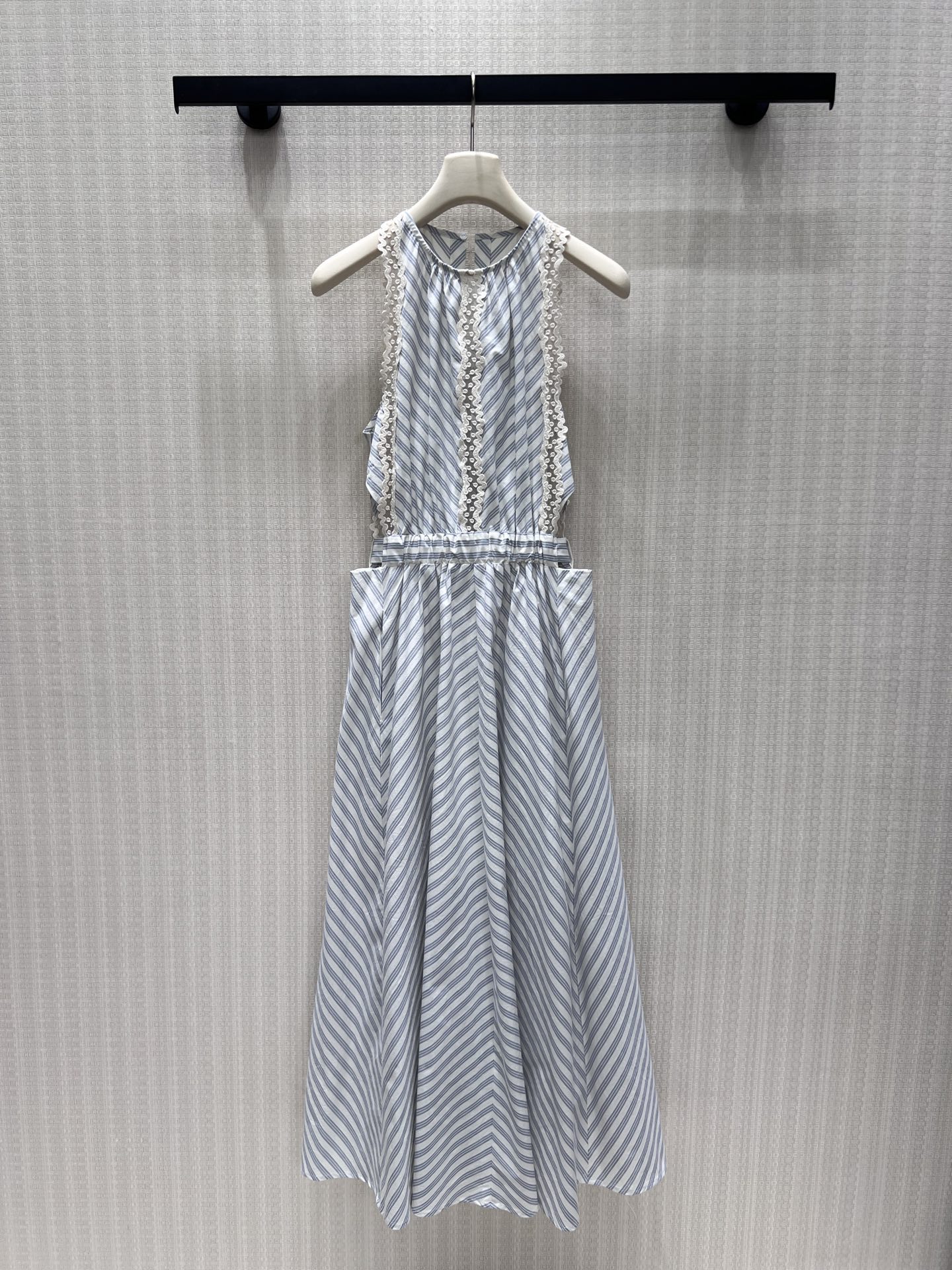 NO:935230,26 spring and summer new product blue and white twill halterneck dress. The refreshing stripes bring a lazy summer atmosphere. The shoulders and neck are decorated with exquisite lace, which gently outlines the shoulder and neck lines. The waist is elasticated to optimize the proportion, and the hidden pockets on both sides are both beautiful and practical. The drape is elegant and smart. The fabric is light and breathable, and the simple halterneck design is refreshing and slimming. It is suitable for vacations and daily travels. It has a clean and soft French sense of relaxation. Ready in stock smL  Actual detailed pictures,,skirts,1986090926春夏新品 蓝白斜纹挂脖 连衣裙 清爽条纹自带慵懒夏日氛围感,肩颈缀满精致蕾丝花边,温柔勾勒肩颈线条.腰部松紧收束优化比例,两侧隐形口袋兼顾美观实用,垂顺大摆飘逸灵动.面料轻薄透气,简约挂脖设计清爽显瘦,度假、日常出行皆适配,干净柔和的法式松弛感拉满.现货smL 实拍细节图,,skirts,,Women's clothing