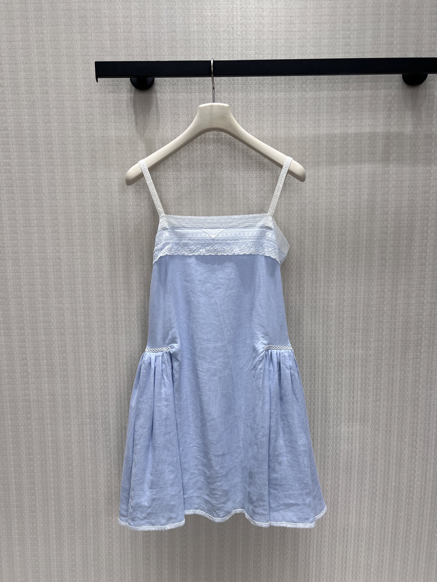 NO:935210,26th early autumn new product Pra** light blue linen suspender dress, clear linen fabric with breathable texture, soft light blue refreshing and healing. The neckline is full of exquisite lace splicing, the triangular metal mark is a low-key finishing touch, and the fine woven shoulder straps are gentle. The pleats on the waist create a loose hem, and the hem lace details are delicate and light drape. It has a cool girly atmosphere. Wear it alone or with a thin cardigan to show a retro pure desire and high-end feeling. In stock 36/38/40  Actual detailed pictures,,prada,skirts,1986090926早秋新品 Pra**浅蓝亚麻吊带连衣裙 ,清透亚麻面料自带透气肌理,柔和浅蓝清爽治愈.领口满幅精致蕾丝拼接,三角金属标低调点睛,细织肩带温柔衬肩.腰侧褶皱打造宽松大摆,下摆蕾丝收边细节细腻,轻盈垂坠,自带清冷少女氛围,单穿或外搭薄开衫都尽显复古纯欲高级感.现货36/38/40 实拍细节图,,prada,skirts,,Women's clothing
