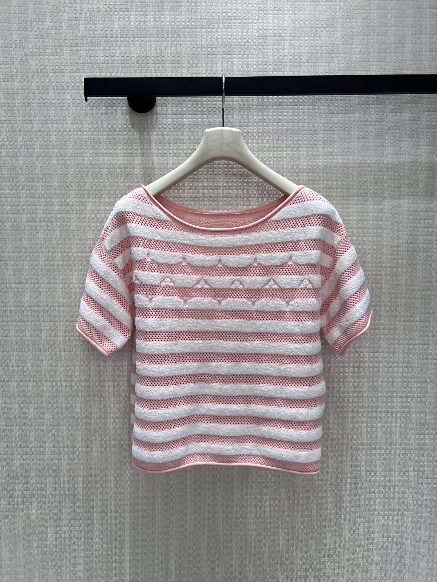 NO:935163,New products for early autumn 26, pink and white striped hollow knitted short sleeves, soft peach pink to reduce age, breathable mesh texture with a refreshing summer feel. Layered stripes with exquisite wavy jacquard, round neck and cuffs with delicate and elegant hemming, short version to optimize body proportions. Soft and waxy knitting is light and not stuffy, simple off-shoulder three-quarter sleeves modify the arms, suitable for matching with skirts and jeans, sweet but not greasy, showing a gentle and delicate girly and light luxury atmosphere. Ready stock smL  Actual detailed pictures, skirts, jeans, T-shirts,1986090926早秋新品 粉白条纹镂空针织短袖,柔和蜜桃粉温柔减龄,透气网眼织纹自带清爽夏日感.层次条纹搭配精致波浪提花,圆领与袖口包边细腻考究,短款版型优化身材比例.软糯针织轻盈不闷,简约落肩五分袖修饰手臂,搭配半裙、牛仔裤都适配,甜而不腻,尽显温柔精致少女轻奢氛围.现货 smL 实拍细节图,,skirts,jeans,T-shirt,,Women's clothing