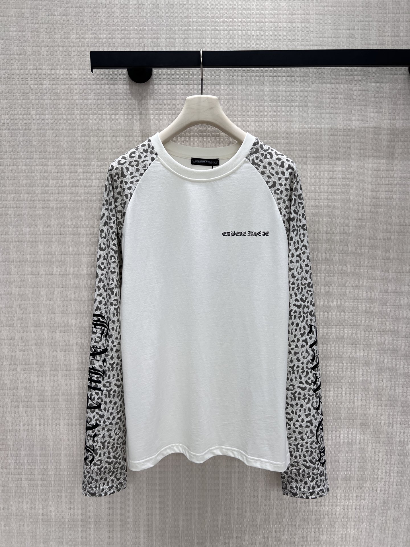 NO:935174,New products for early autumn 26. Leopard print raglan long-sleeved base. The black and white contrasting design is eye-catching. The gray-toned light leopard print is soft and unobtrusive. The solid color body is simple and clean, the delicate letter embroidery on the chest is low-key embellishment, and the sleeve printing adds a sense of layering. Soft skin-friendly cotton fabric, loose and moderate fit to modify the body shape, suitable for wearing alone or layered jackets, blending retro sweet and cool atmosphere, easy to create a niche fashionable texture for daily wear. Ready-made sml real shot details, jackets & coats,1986090926早秋新品 豹纹插肩长袖打底,黑白两款撞色设计个性吸睛,灰调浅豹纹柔和不张扬.纯色衣身简约干净,胸口精致字母刺绣低调点缀,袖身印花增添层次感.柔软亲肤棉质面料,宽松适度版型修饰身形,单穿叠搭外套都适配,融合复古甜酷氛围,日常穿搭轻松打造小众时髦质感.现货smL 实拍细节图,,jackets & coats,,Women's clothing
