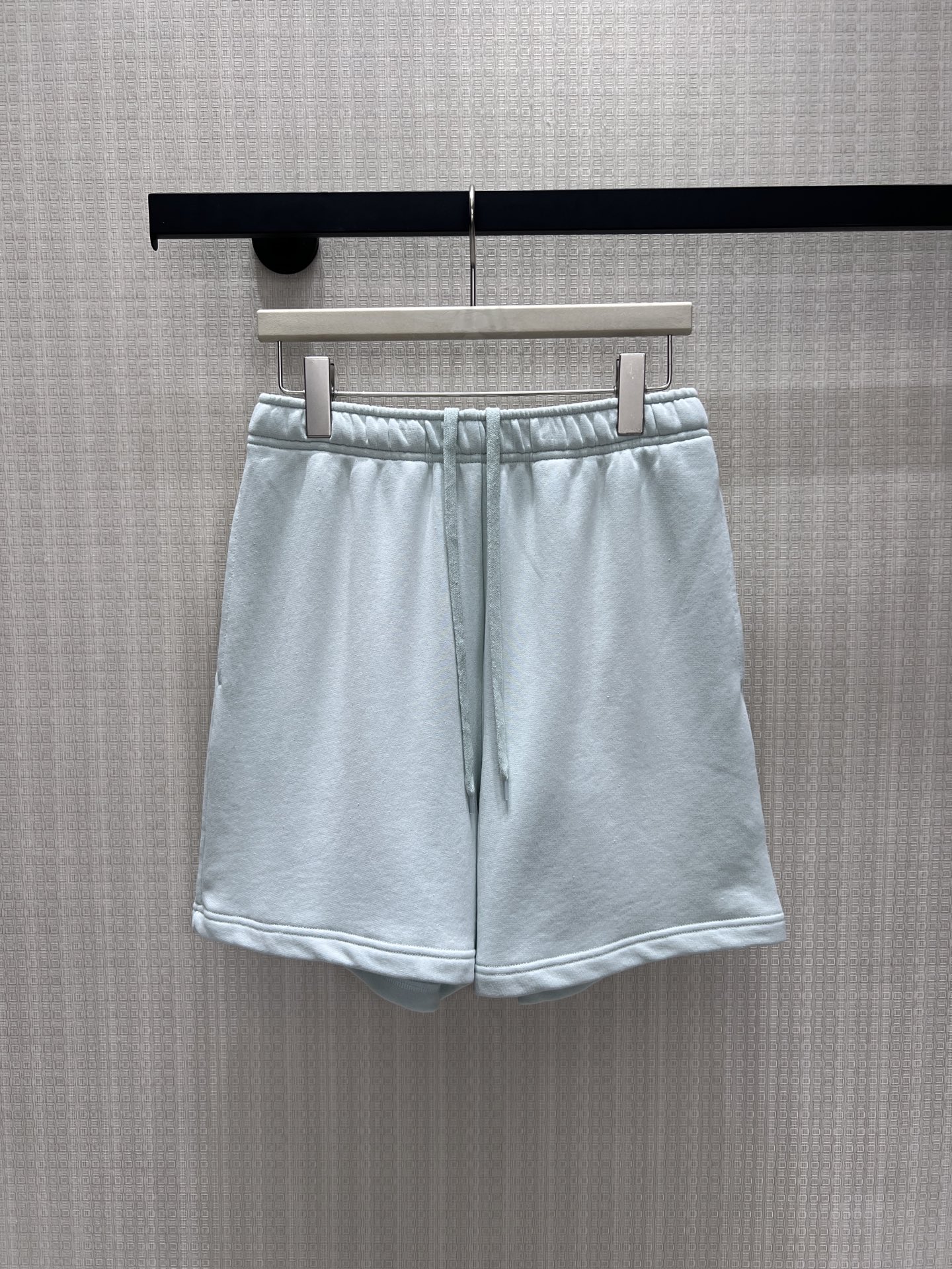 NO:947660,pants  The clear light blue has a refreshing atmosphere, and the soft tones are healing and durable. The fabric is soft and breathable, the old raw edge round neck is full of retro tones, and you can choose between long and short tops. Pair it with drawstring sweatpants of the same color, and the loose tailoring is free and unrestricted. The complete set is simple and coordinated, and can be separated and combined freely. The relaxed Nordic minimalist style is suitable for daily travel and street casual wear, and it is easy to create a clean and refreshing atmosphere. Detailed photos of the actual sml (shorts) in stock,, shorts,19860909裤子 清透浅蓝自带清爽氛围感,柔和色调治愈耐看.面料柔软透气,做旧毛边圆领充满复古调性,长短两版上衣随心挑选.搭配同色系抽绳卫裤,宽松剪裁自在无束缚.成套穿搭简约协调,拆分亦可自由组合,松弛北欧极简风格,日常出行、街头休闲适配,轻松打造干净清爽的氛围感穿搭.现货smL（短裤）实拍细节图,,shorts,,Women's clothing