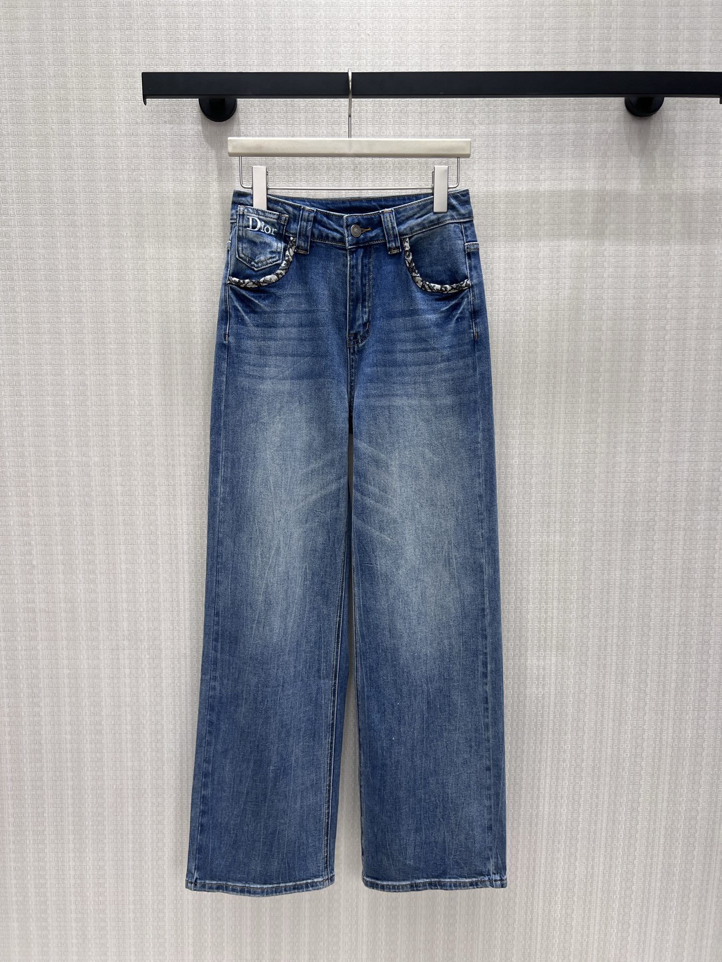NO:935162,26 new early autumn jeans, soft gradient distressed tones are refreshing and durable. The high-waisted version lengthens the leg lines, and the pockets are decorated with floral embroidery, with exquisite and unique details. The soft and smooth denim fabric has no sense of restraint, and the loose and slightly flared pants modify various leg shapes, modifying the width of the hips and calf lines. Simple and versatile, they can be matched with T-shirts and shirts, and have a relaxed and retro Korean atmosphere in daily life. Ready stock smL  Actual detailed pictures, jeans, shirts, tees, t-shirts,1986090926早秋新品牛仔裤,柔和渐变做旧色调清爽耐看.高腰版型拉长腿部线条,口袋点缀碎花包边刺绣,细节精巧别致.柔软垂顺牛仔面料无束缚感,宽松微喇裤型修饰各类腿型,修饰胯宽与小腿线条.简约百搭,搭配T恤、衬衫皆出彩,日常自带松弛复古的韩系氛围感.现货smL 实拍细节图,,jeans,shirts,tees，t-shirt,,Women's clothing