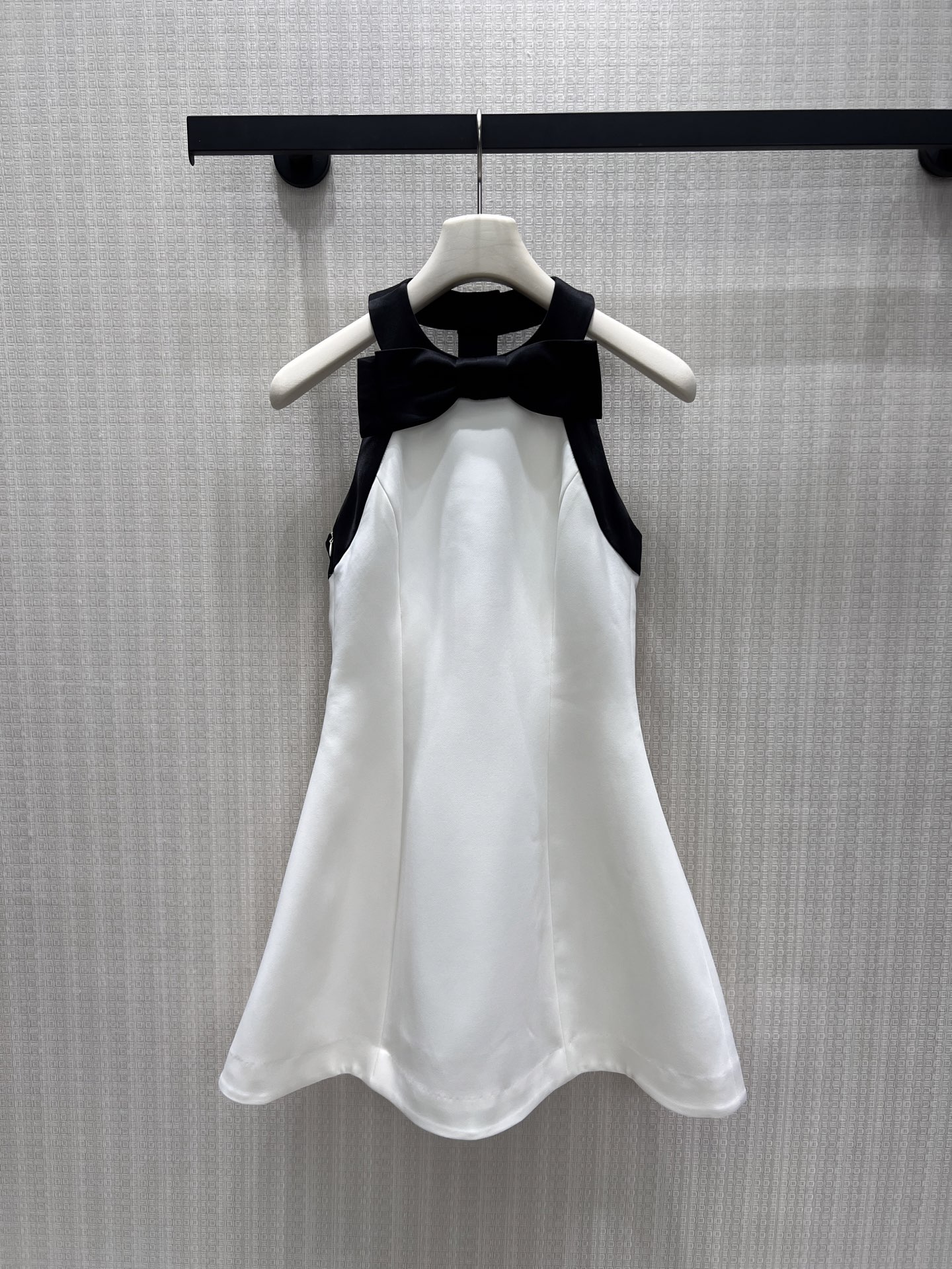 NO:935151,New spring and summer 26 contrasting halterneck dress, minimalist and high-end in black and white, three-dimensional satin bow embellishment on the neckline, elegantly outlines the lines of the shoulders and neck. The crisp and smooth fabric has a natural drape, the A-line waistline modifies the figure, and the neat short version highlights the proportion of the long legs. The halterneck cut is refreshing and exquisite, suitable for daily appointments and light banquets. It has both girlish sweetness and light luxury elegance, and the minimalist color scheme is durable. Ready stock sml real shot details, skirts,1986090926春夏新品 撞色挂脖连衣裙,黑白双色极简高级,领口立体缎面蝴蝶结点缀,优雅勾勒肩颈线条.挺括顺滑面料自带垂感,收腰A字大摆修饰身形,利落短版型凸显长腿比例.挂脖剪裁清爽精致,日常约会、轻宴会皆适配,兼具少女甜感与轻奢优雅,极简配色经久耐看.现货smL 实拍细节图,,skirts,,Women's clothing