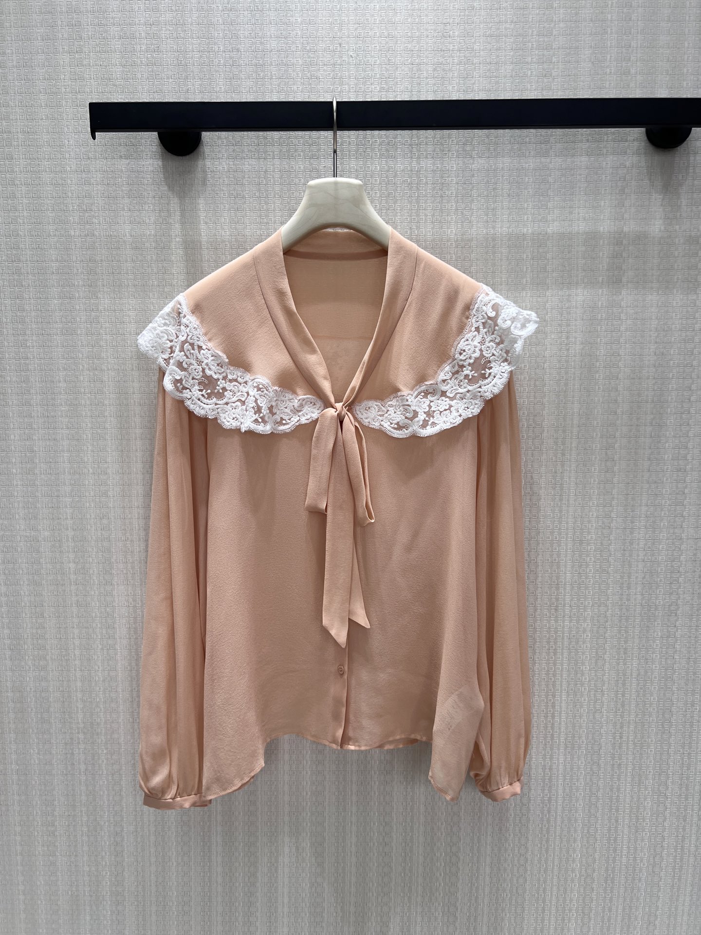 NO:935245,26th Early Autumn New Product Gentle nude pink silk shirt, the transparent and smooth mulberry silk has a soft light texture. The neckline is spliced with exquisite lace lapels, the bow tie on the front is soft against the skin, and the lantern long sleeves weaken the arm lines. The single row of buttons on the front is simple and neat, and the loose and micro hem tailoring does not restrict the body shape. It is suitable for commuting with skirts and daily trousers. It combines French gentleness and light luxury texture, showing a soft and elegant temperament. Ready in stock sml  Actual detailed pictures,,skirts,shirts,real silk,1986090926早秋新品 温柔裸粉真丝衬衫,通透垂顺的桑蚕丝自带柔光质感.领口拼接精致蕾丝大翻领,前襟系带蝴蝶结柔和衬肤,灯笼长袖弱化手臂线条.前襟单排纽扣简约利落,宽松微摆剪裁不束缚身形,通勤搭配半裙、日常配长裤皆适配,糅合法式温婉与轻奢质感,尽显柔和优雅气质.现货smL 实拍细节图,,skirts,shirts,real silk,,Women's clothing