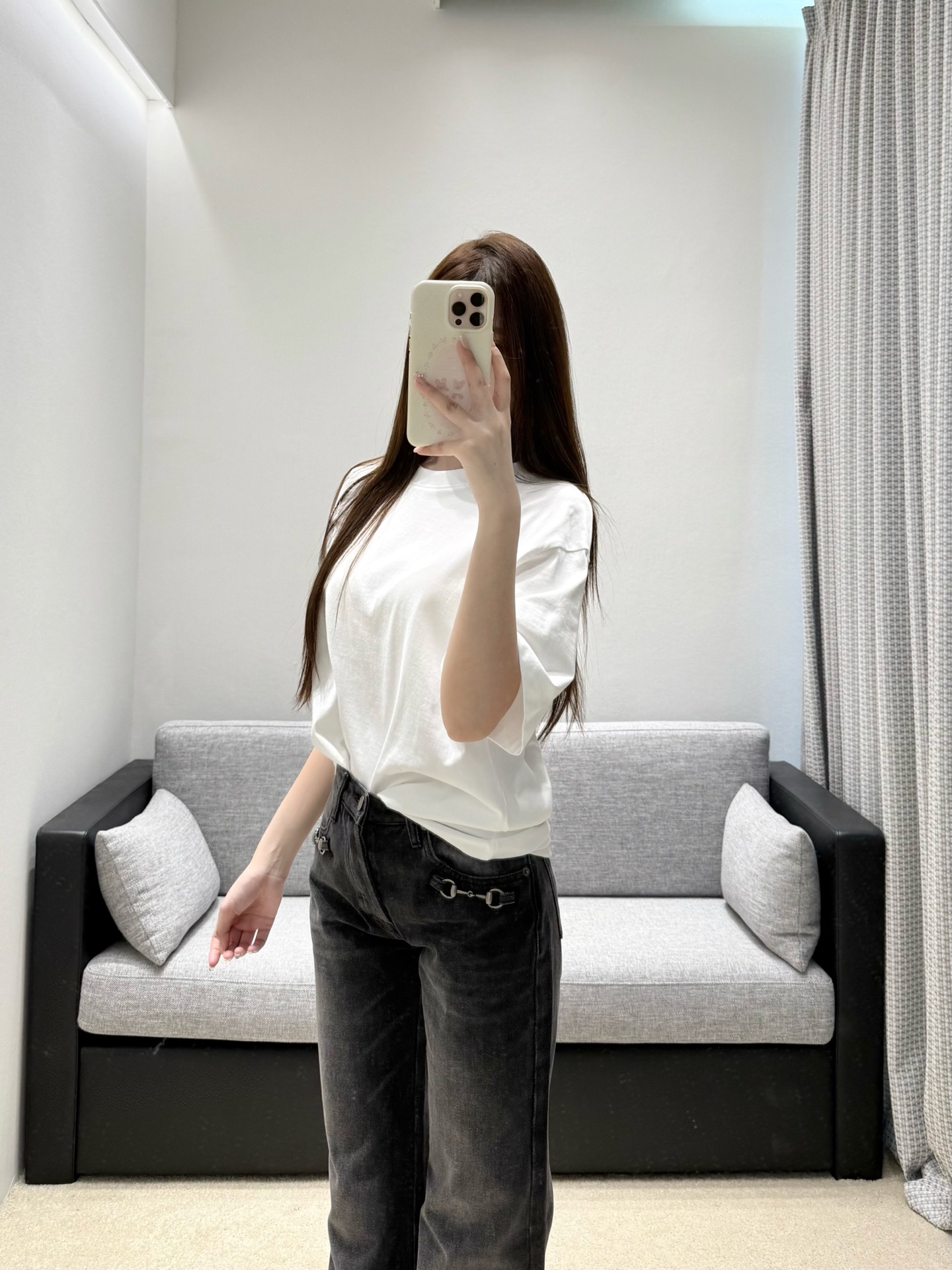 NO:935283,26 spring and summer new products  pra** basic solid color round neck short sleeves, white, dark green and navy blue are simple and attractive. The high-count cotton material is selected to feel soft and breathable. The loose shoulder cut is suitable for various body shapes. The neat round neck fits the neck without being tight and the flat sleeves  The mouth lines are delicate. There are no unnecessary complicated decorations. The minimalist version is suitable for all kinds of bottoms. It is high-end when worn alone or layered. It interprets the low-key and restrained French old-money relaxed texture. In stock, smL, prada, T-shirt,1986090926春夏新品 pra**基础纯色圆领短袖,白、墨绿、藏青三色简约耐看,甄选高支棉料触感软糯透气.宽松落肩剪裁包容各种身形,利落圆领贴合颈部不紧绷,平整袖口走线细腻.无多余繁杂装饰,极简版型适配各类下装,单穿叠搭皆高级,诠释低调克制的法式老钱松弛质感.现货smL,,prada,T-shirt,,Women's clothing