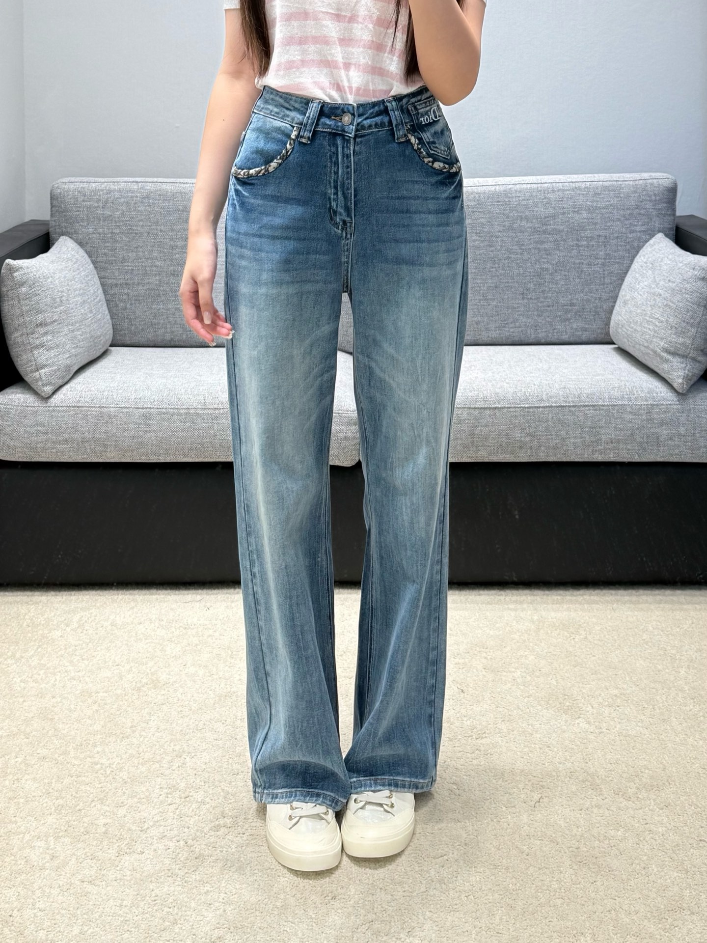 NO:935168,26 new early autumn jeans, with soft gradient distressed tones that are refreshing and attractive. The high-waisted version elongates the leg lines, and the pockets are decorated with floral embroidery. The details are exquisite and unique. The soft and smooth denim fabric has no sense of restraint, and the loose and flared pants modify various leg shapes, modifying the width of the hips and calf lines. Simple and versatile, they can be matched with T-shirts and shirts, and have a relaxed retro Korean atmosphere in daily life. In stock sml, jeans, shirts, tees, t-shirt,1986090926早秋新品牛仔裤,柔和渐变做旧色调清爽耐看.高腰版型拉长腿部线条,口袋点缀碎花包边刺绣,细节精巧别致.柔软垂顺牛仔面料无束缚感,宽松微喇裤型修饰各类腿型,修饰胯宽与小腿线条.简约百搭,搭配T恤、衬衫皆出彩,日常自带松弛复古的韩系氛围感.现货smL,,jeans,shirts,tees，t-shirt,,Women's clothing