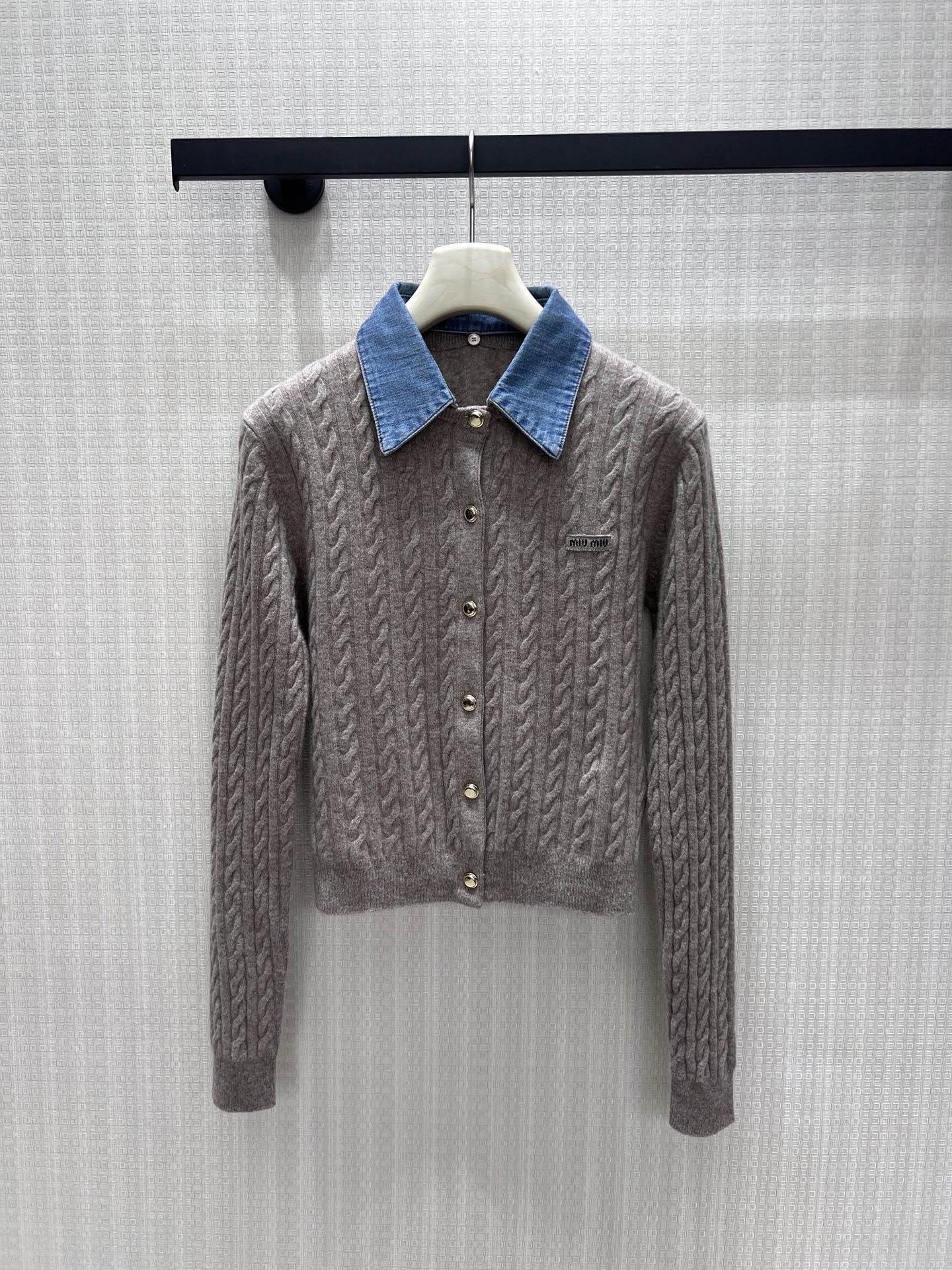 NO:946132,Long sleeves 26 early autumn new arrivals  The miu** twist texture is soft and skin-friendly, and the spliced denim lapels collide with the retro college feel, adding a layered atmosphere. The metal round buckle is simple and exquisite, and the mini logo on the chest is a low-key mark of the brand style. The short cut optimizes the proportions and can be easily elongated.  The body shape and long-sleeved version are suitable for multi-season wear. The oatmeal gray color is soft and durable, and it is gentle and age-reducing when worn alone. It is suitable for wearing with a shirt inside or a skirt outside. It has both girlish sweetness and light luxury texture. It is great for daily commuting and dating. In stock 36/38/40  Actual detailed pictures,,miumiu,skirts,shirts,19860909长袖 26早秋新品 miu**麻花纹理软糯亲肤,拼接牛仔翻领碰撞复古学院感,层次氛围感拉满.金属圆扣简约精致,胸口迷你logo低调标识品牌格调.短款剪裁优化比例,轻松拉长身形,长袖版型适配多季穿搭.燕麦灰柔和耐看,单穿温柔减龄,内搭衬衫、外搭半裙皆适配,兼具少女清甜与轻奢质感,日常通勤、约会都很出彩.现货36/38/40 实拍细节图,,miumiu,skirts,shirts,,Women's clothing