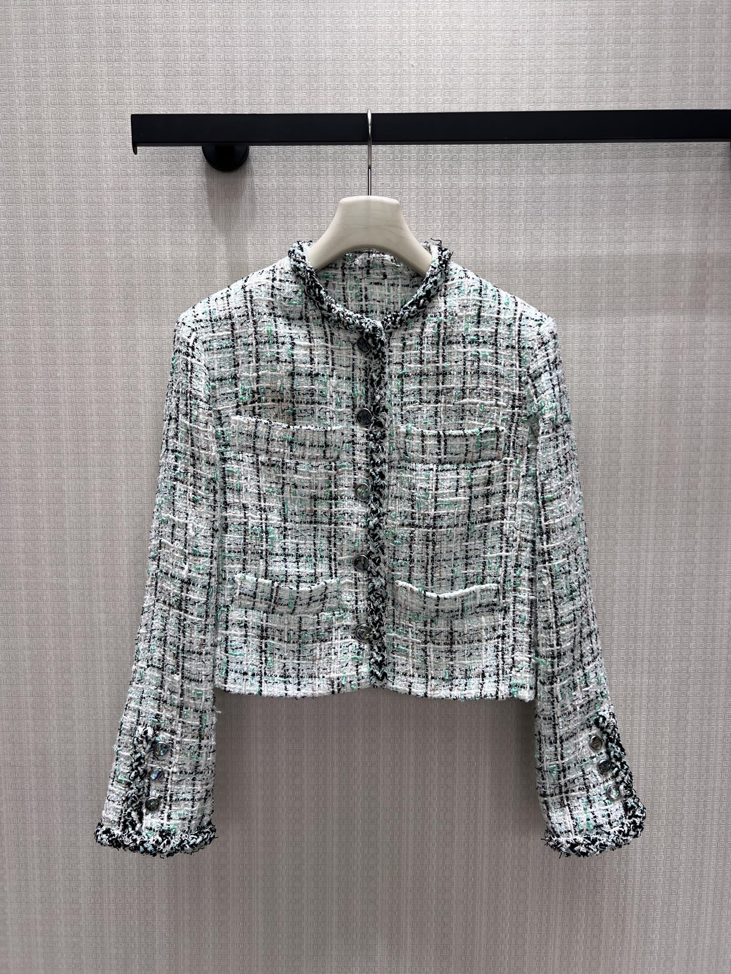 NO:947596,Silk 26 early autumn new products  Cha** fresh mint color thread small fragrant short jacket, tweed fabric with rich texture, white and black background interspersed with light green yarn, soft and refreshing. The round neck is matched with raw edge webbing, the metal buttons are exquisite and textured, and the multi-pocket design restores the classic fragrance tailoring. The short version elongates the lower body proportions, is crisp and stylish without being bloated, suitable for both dresses and sweaters, gentle and noble, and can be worn for daily commuting and appointments. In stock 36/38/40  Actual detailed pictures,,skirts,jackets & coats,real silk,19860909真丝 26早秋新品 Cha**清新薄荷彩线小香短外套,粗花呢面料肌理丰富,白黑底色穿插浅绿纱线,柔和清爽.圆领搭配毛边织带包边,金属纽扣精致有质感,多口袋设计还原经典香风剪裁.短款版型拉长下半身比例,挺括有型不臃肿,内搭连衣裙、针织衫皆适配,温柔显贵,日常通勤约会都能穿出优雅精致感.现货36/38/40 实拍细节图,,skirts,jackets & coats,real silk,,Women's clothing