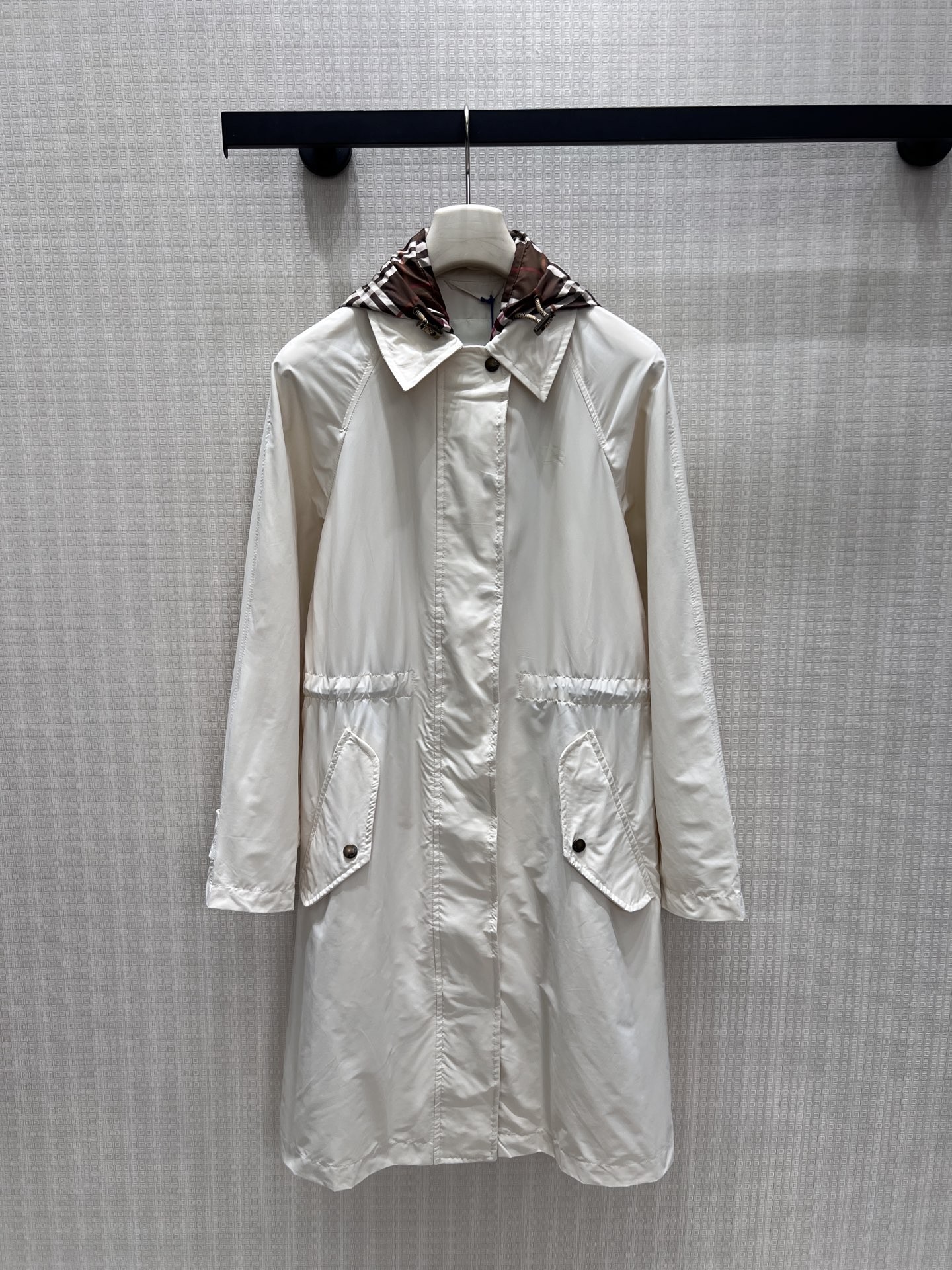NO:954993,New products for autumn and winter 26, mid-length hooded windbreaker jacket, available in two classic colors. The lining is highly recognizable with retro plaid, and the lapel with drawstring hood is both stylish and practical. The adjustable drawstring at the waist can freely outline the waistline and create a neat figure. Windproof and wrinkle-resistant fabrics take into account both texture and wearability, and simple work pockets are embellished with details. It can be easily adapted to daily travel and interpret the British relaxed and elegant temperament. Ready-made smL real shot details, jackets &  coats, hats,1986090926秋冬新品 中长款连帽风衣外套 经典两色可选.内衬复古格纹辨识度十足,翻领搭配抽绳帽设计兼具格调与实用性.腰部可调节抽绳自由勾勒腰线,塑造利落身形.防风抗皱面料兼顾质感与实穿性,简约工装口袋点缀细节,从容适配日常出行,演绎英伦松弛优雅气质.现货smL 实拍细节图,,jackets & coats,hats,,Women's clothing
