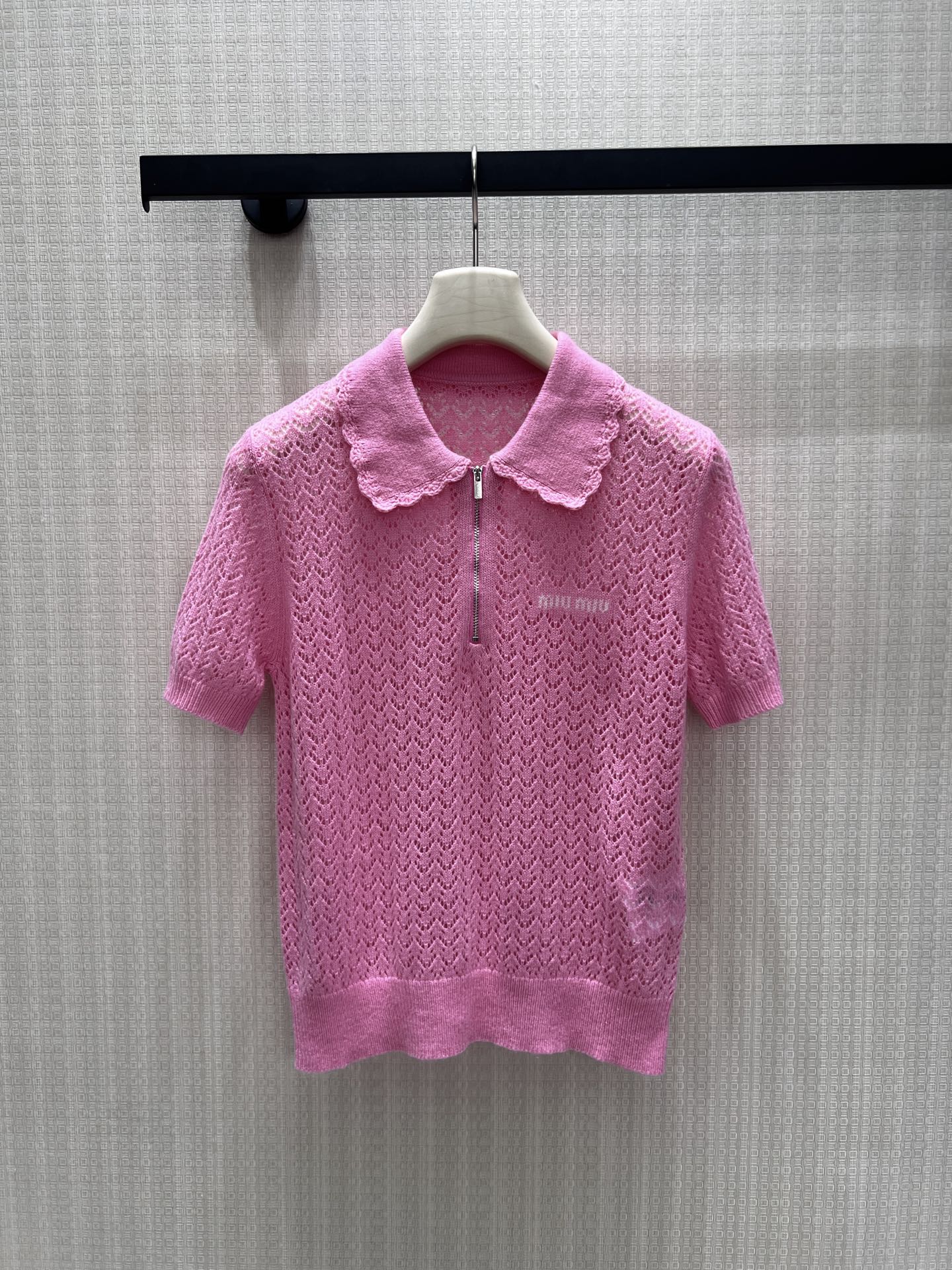 NO:946200,26 early autumn new products  miu** sweet and tender peach pink is gentle and healing, the wavy lace doll collar has a girlish aura, and the half-open zipper design is casual and smart. The hollow knitted texture of the whole body is breathable and light, refreshing and not stuffy in summer. The low-key brand embroidery on the chest enhances the sophistication, and the slim and short version optimizes the body proportions, making the body slim and soft. It is suitable for matching with skirts and jeans, and the sweet college atmosphere is full, making it easy to create a gentle and rich outfit. In stock 36/38/40  Actual detailed pictures,,miumiu,skirts,jeans,1986090926早秋新品 miu**甜嫩蜜桃粉温柔治愈,波浪花边娃娃领自带少女灵气,半开拉链设计随性灵动.全身镂空针织肌理透气轻盈,夏日穿着清爽不闷.胸口低调品牌刺绣提升精致度,修身短版型优化身材比例,衬得身形纤细柔和.搭配半裙、牛仔裤皆适配,清甜学院氛围感拉满,轻松打造温柔富家千金穿搭.现货36/38/40 实拍细节图,,miumiu,skirts,jeans,,Women's clothing