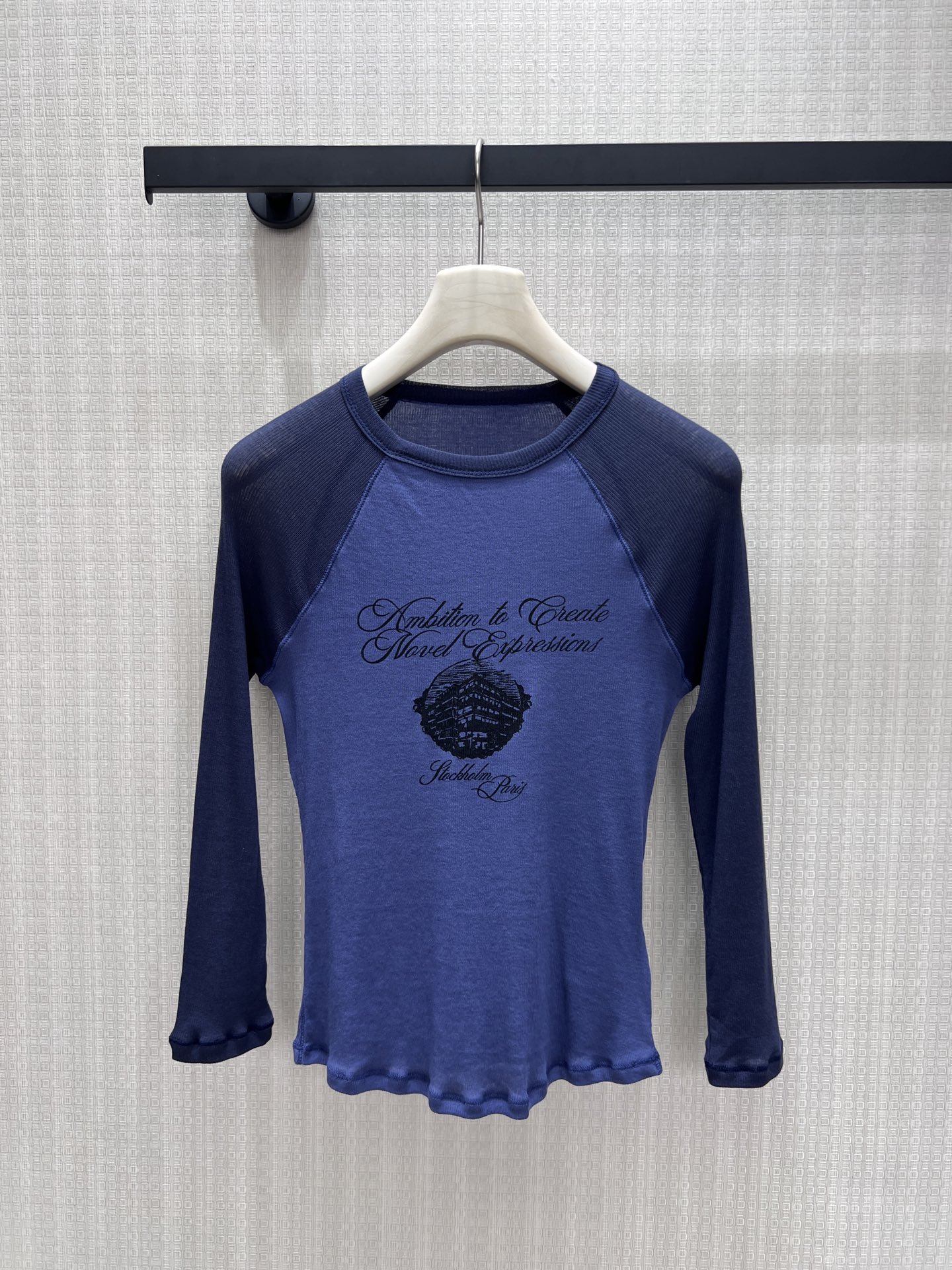 NO:952430,26th Early Autumn New Product Long-sleeved T with retro raglan contrasting design, available in brown, white and navy blue. Delicate ribbed fabric is soft and skin-friendly and fits the body shape. The English pattern on the chest is matched with architectural retro prints, which creates a full atmosphere. The short fungus hem optimizes the body proportions and cleverly raises the waistline. The simple round neck is classic and durable, and can be worn alone and casually playful. It is suitable for jeans and skirts, and can easily create a lazy and retro street wear. Ready stock smL  Actual detailed pictures,,skirts,1986090926早秋新品 长袖T 复古插肩撞色设计,棕白、藏蓝双色可选.细腻罗纹面料软糯亲肤,贴合身形.胸前花体英文搭配建筑复古印花,氛围感拉满.短款木耳边下摆优化身材比例,巧妙抬高腰线.简约圆领经典耐看,单穿随性俏皮,适配牛仔、半身裙,轻松塑造慵懒复古的街头穿搭.现货smL 实拍细节图,,skirts,,Women's clothing