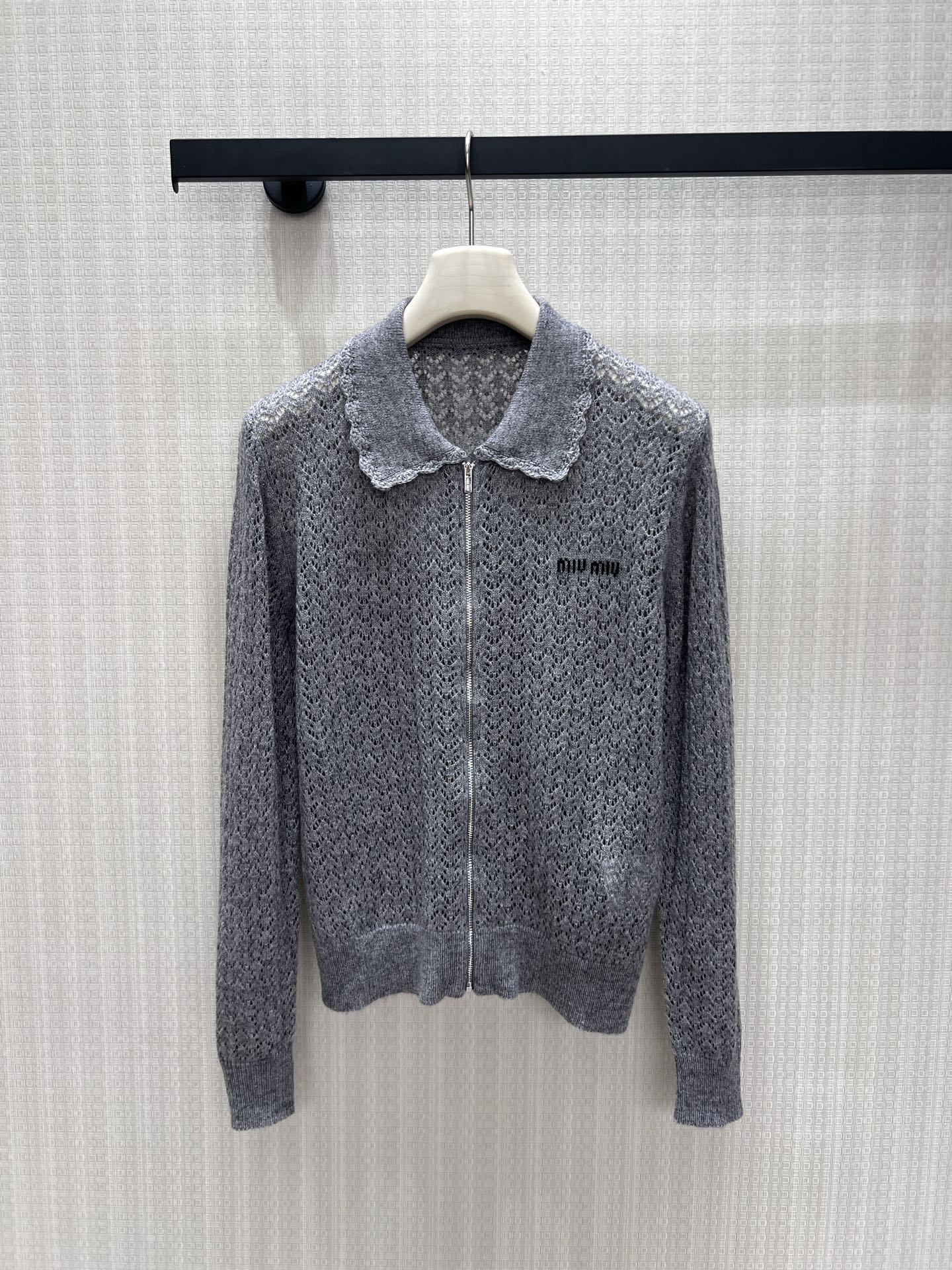NO:950710,26 early autumn new products miu  **The cardigan sweater is made of elegant heather gray hollow knitted fabric, with a delicate diamond texture that is transparent and light. The smart wavy lace lapels are soft and chic, the full zipper opening and closing design is simple and elegant, and the embroidered logo on the body is low-key and exquisite. The fitted short version outlines the proportions and is elegant.  The patterned cuffs and hem are firmly shaping. It has both a gentle girlish feel and a light luxury texture. It can be worn alone or layered to easily create a refreshing and elegant early autumn atmosphere. Detailed pictures of real-life photos of smL, miumiu, sweaters,1986090926早秋新品 miu **开衫毛衣雅致麻灰镂空针织面料,细腻菱格织纹通透轻盈.灵动波浪花边翻领柔美别致,全拉链开合设计简约大气,衣身刺绣标识低调精致.合身短款版型勾勒比例,罗纹袖口与下摆稳固塑形.兼具温柔少女感与轻奢质感,可单穿可叠搭,轻松打造清爽雅致的早秋氛围感穿搭.现货smL实拍细节图,,miumiu,sweaters,,Women's clothing