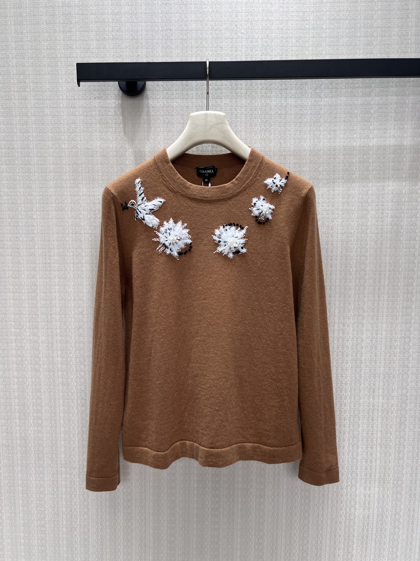 NO:947668,26 early autumn new arrivals sweaters  The warm caramel color is soft and skin-friendly, and the delicate texture has a soft light texture. Three-dimensional beaded flower and butterfly embroidery on the shoulders and neck, and hand-made decorations are smart and layered, giving a light and luxurious atmosphere. The round neck base is simple and slim, and the round-breasted cardigan of the same color is neat and short.  The two pieces can be worn alone or as a set. The soft silhouette modifies the body shape, and the retro colors are gentle and noble. They are suitable for commuting and dating, interpreting the French low-key and refined elegant style. Detailed pictures of the actual sml photos in stock,,sweaters,1986090926早秋新品 毛衣 温润焦糖色软糯亲肤,细腻织纹自带柔光质感.肩颈立体钉珠花朵与蝴蝶刺绣,手工缀饰层次灵动,轻奢氛围感拉满.圆领打底简约修身,同色系圆襟开衫利落短款,两件可单穿可成套搭配.柔和版型修饰身形,复古色调温柔显贵,通勤、约会皆适配,诠释法式低调精致的优雅格调.现货smL实拍细节图,,sweaters,,Women's clothing