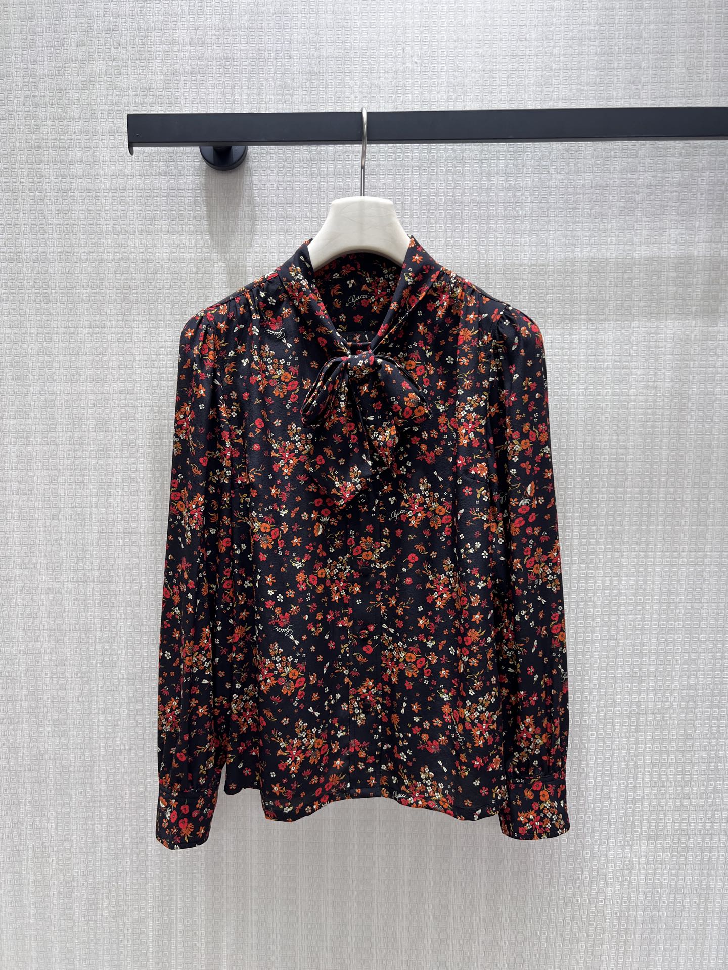 NO:947631,26th Early Autumn New Product Silk shirt has a soft and high-end texture, a black background with retro red and brown floral prints all over, and a strong retro atmosphere. The bow ribbon at the neckline can be tied freely to outline elegant lines casually, and the micro-puff sleeves modify the shoulder line. The drape tailoring fits the body shape without being tight, the retro color is versatile and durable, and it has a gentle atmosphere when worn alone. It is suitable for commuting and dating with a suit skirt. Real-time sml detailed pictures, skirts, shirts, business  suit, real silk,1986090926早秋新品 真丝衬衫 自带柔光高级质感,黑底复古红棕碎花满印,自带浓郁复古氛围感.领口蝴蝶结飘带可自由系结,随性勾勒优雅线条,微泡袖修饰肩线.垂坠剪裁贴合身形不紧绷,复古色调百搭耐看,单穿温柔氛围感十足,搭配西装半裙适配通勤、约会多种场合.现货smL 实拍细节图,,skirts,shirts,business suit,real silk,,Women's clothing